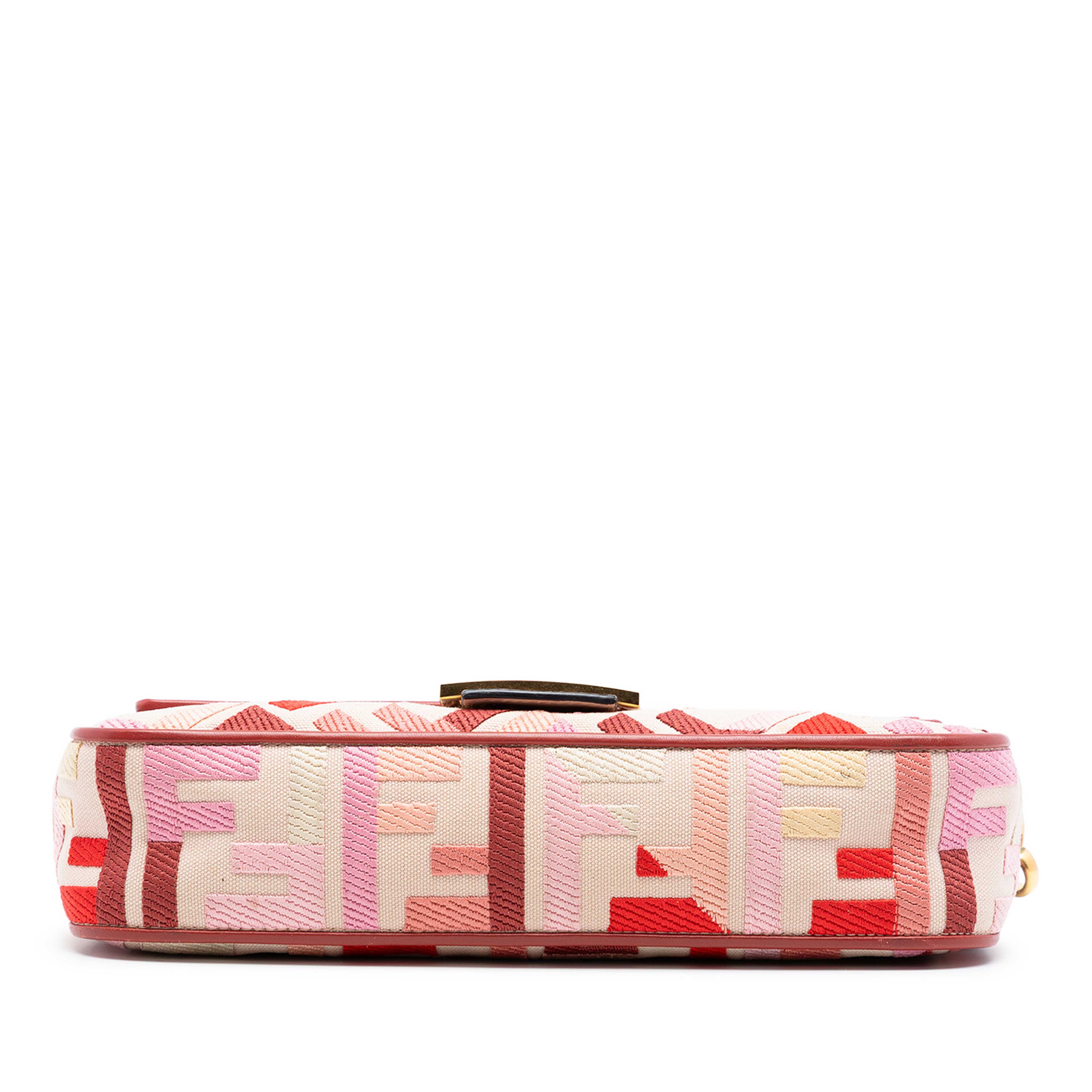 Fendi Zucca Embroidered Canvas Baguette Satchel, från Luxclusif, i färgen pink. Klicka för att öppna bilden i stort format