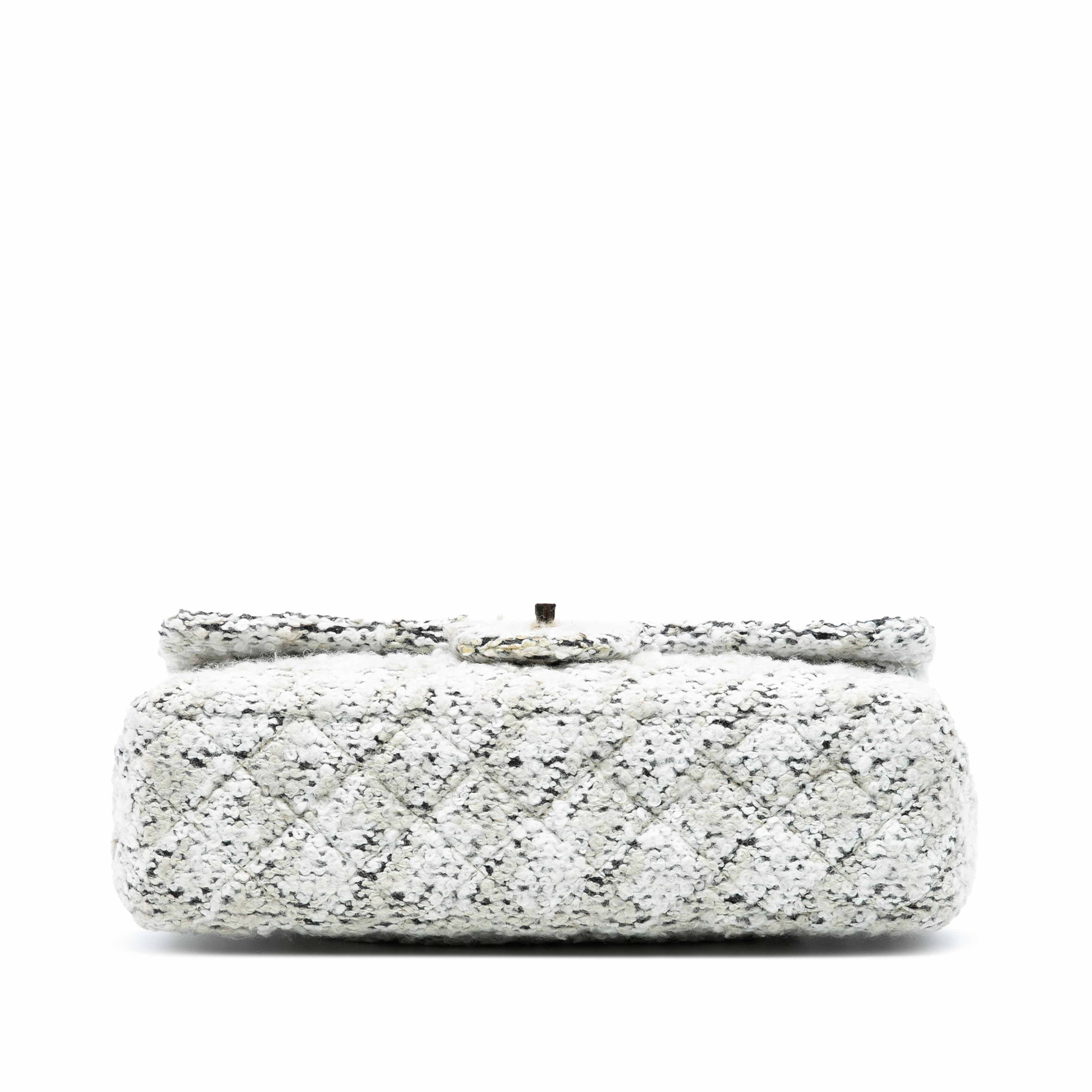 Chanel Medium Classic Tweed Double Flap, från Luxclusif, i färgen white. Klicka för att öppna bilden i stort format