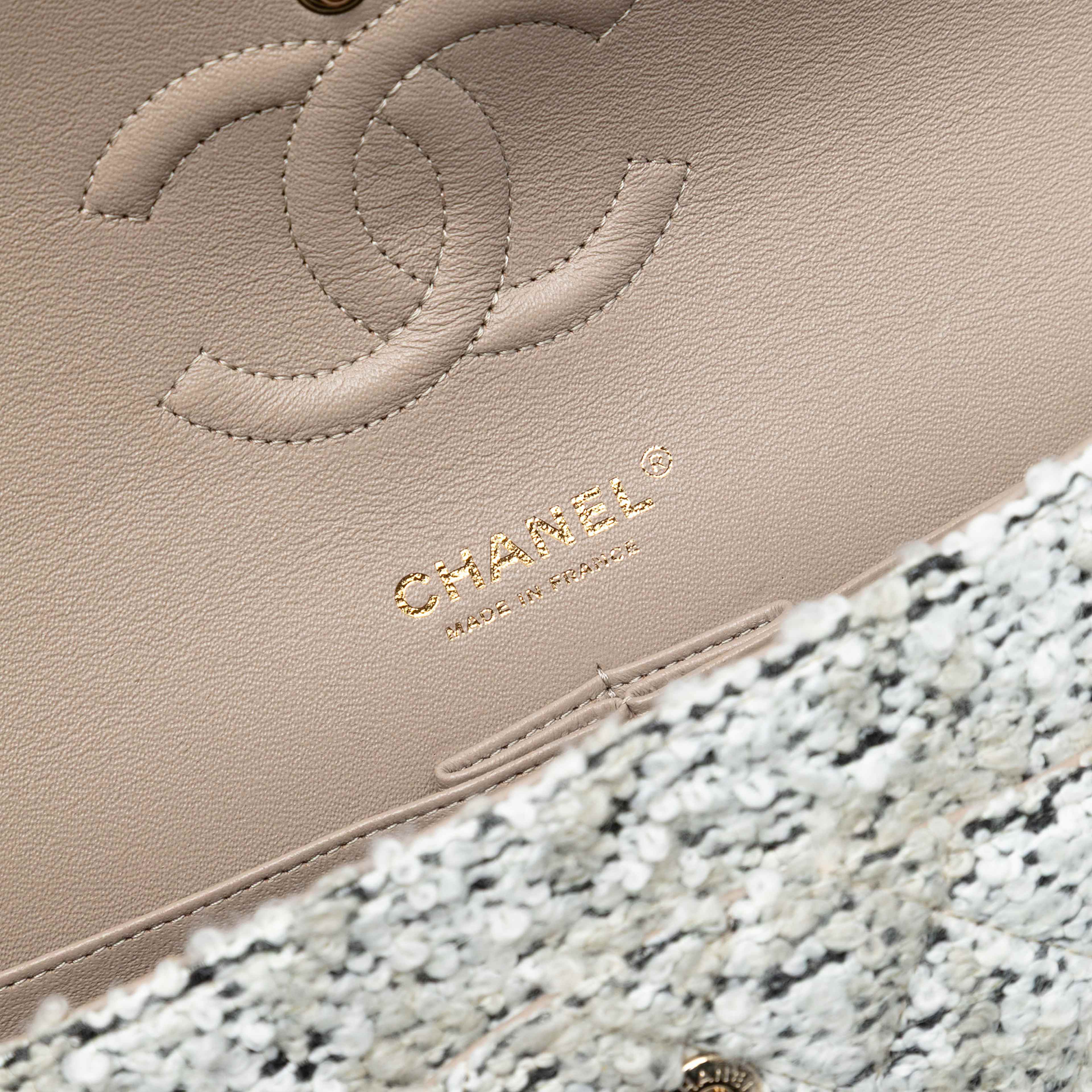 Chanel Medium Classic Tweed Double Flap, från Luxclusif, i färgen white. Klicka för att öppna bilden i stort format