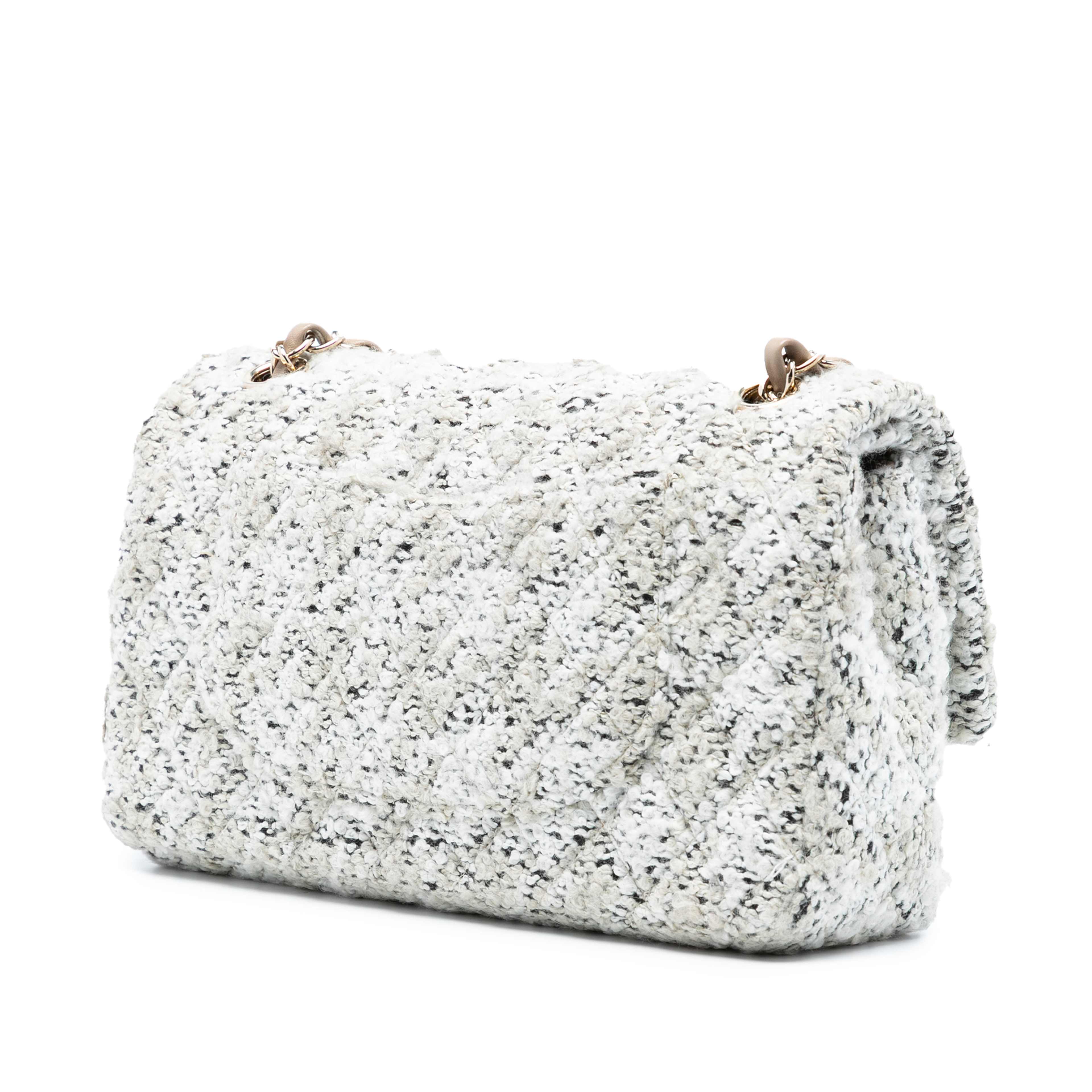 Chanel Medium Classic Tweed Double Flap, från Luxclusif, i färgen white. Klicka för att öppna bilden i stort format