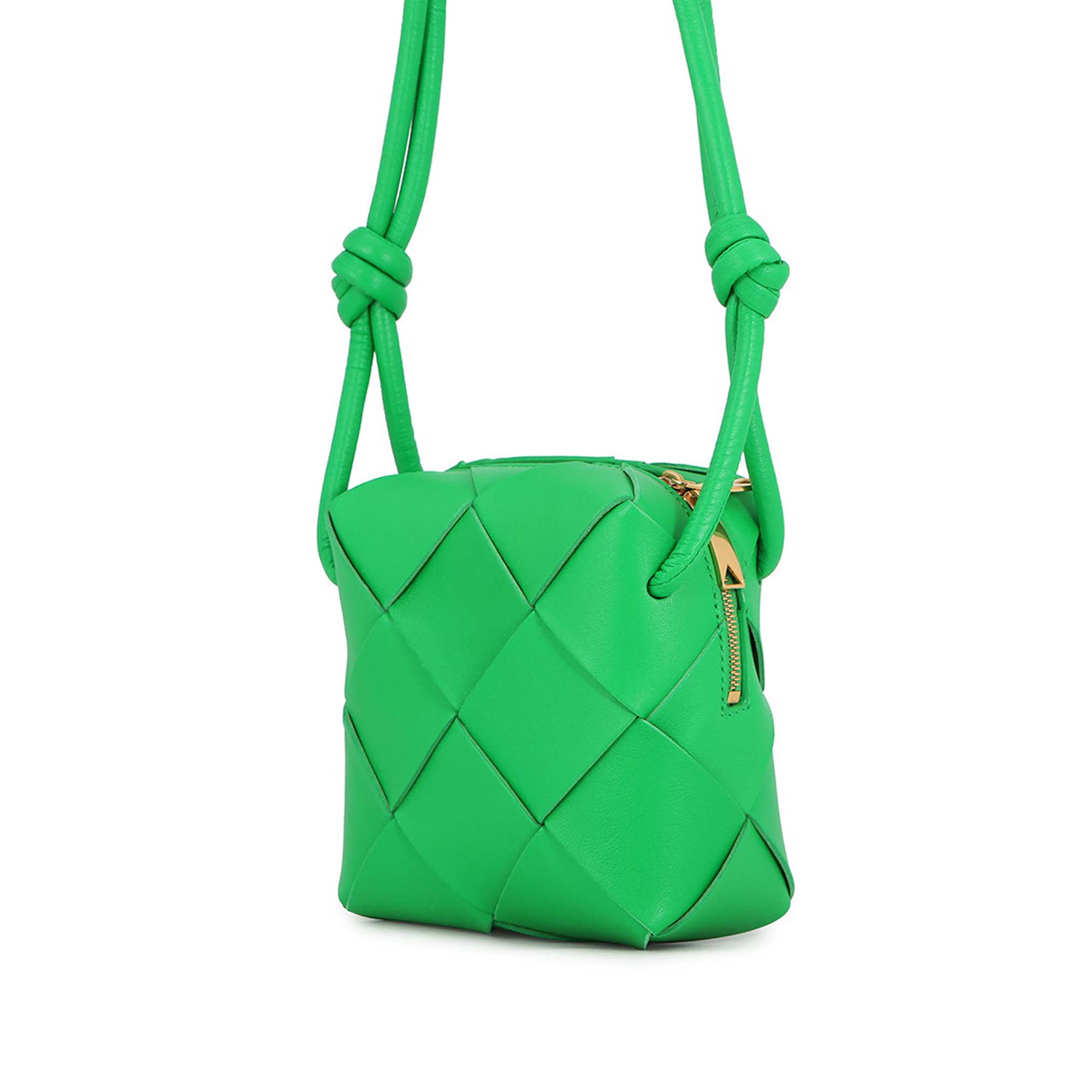 Bottega Veneta Mini Lambskin Intreccio Cassette Camera Bag, från Luxclusif, i färgen green. Klicka för att öppna bilden i stort format
