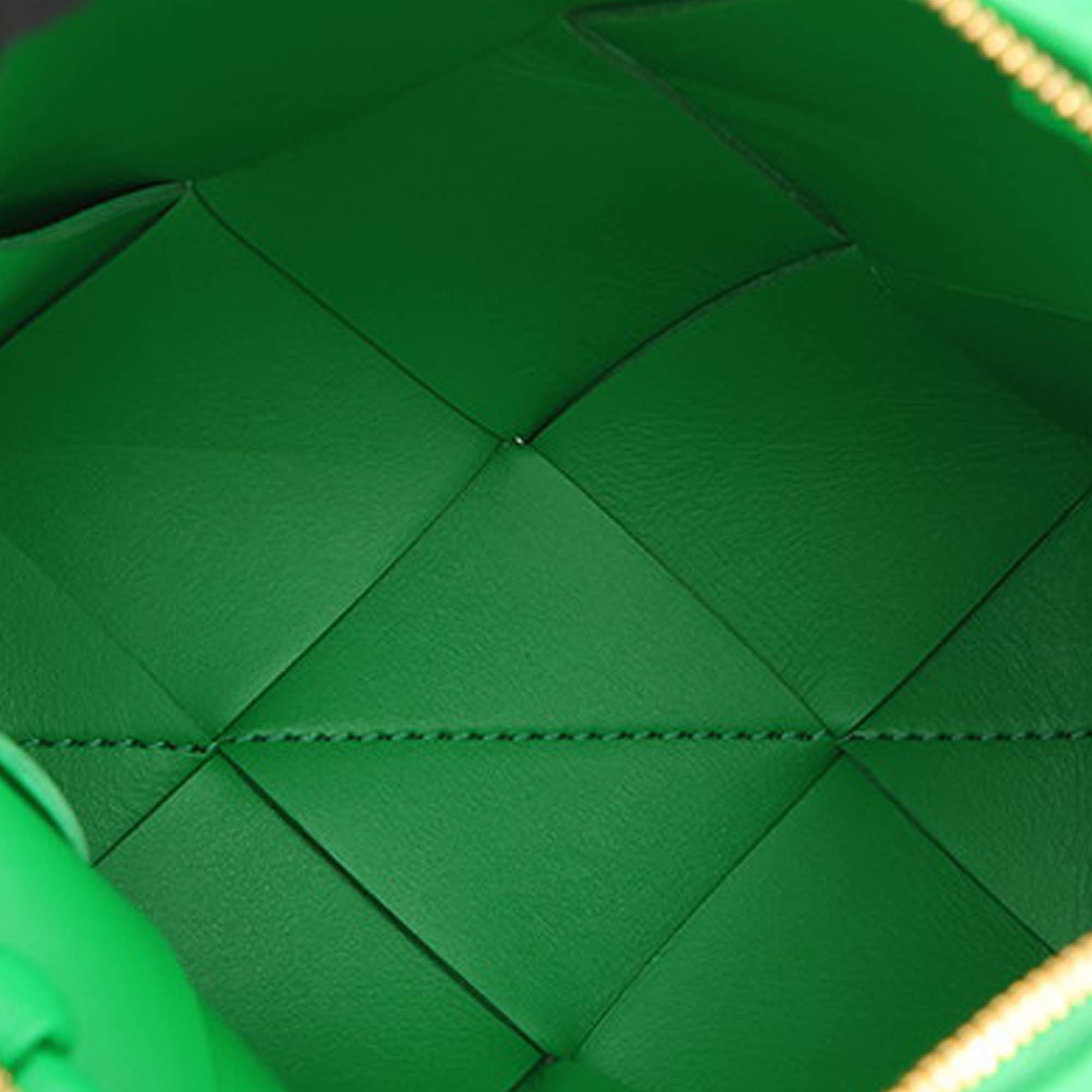 Bottega Veneta Mini Lambskin Intreccio Cassette Camera Bag, från Luxclusif, i färgen green. Klicka för att öppna bilden i stort format