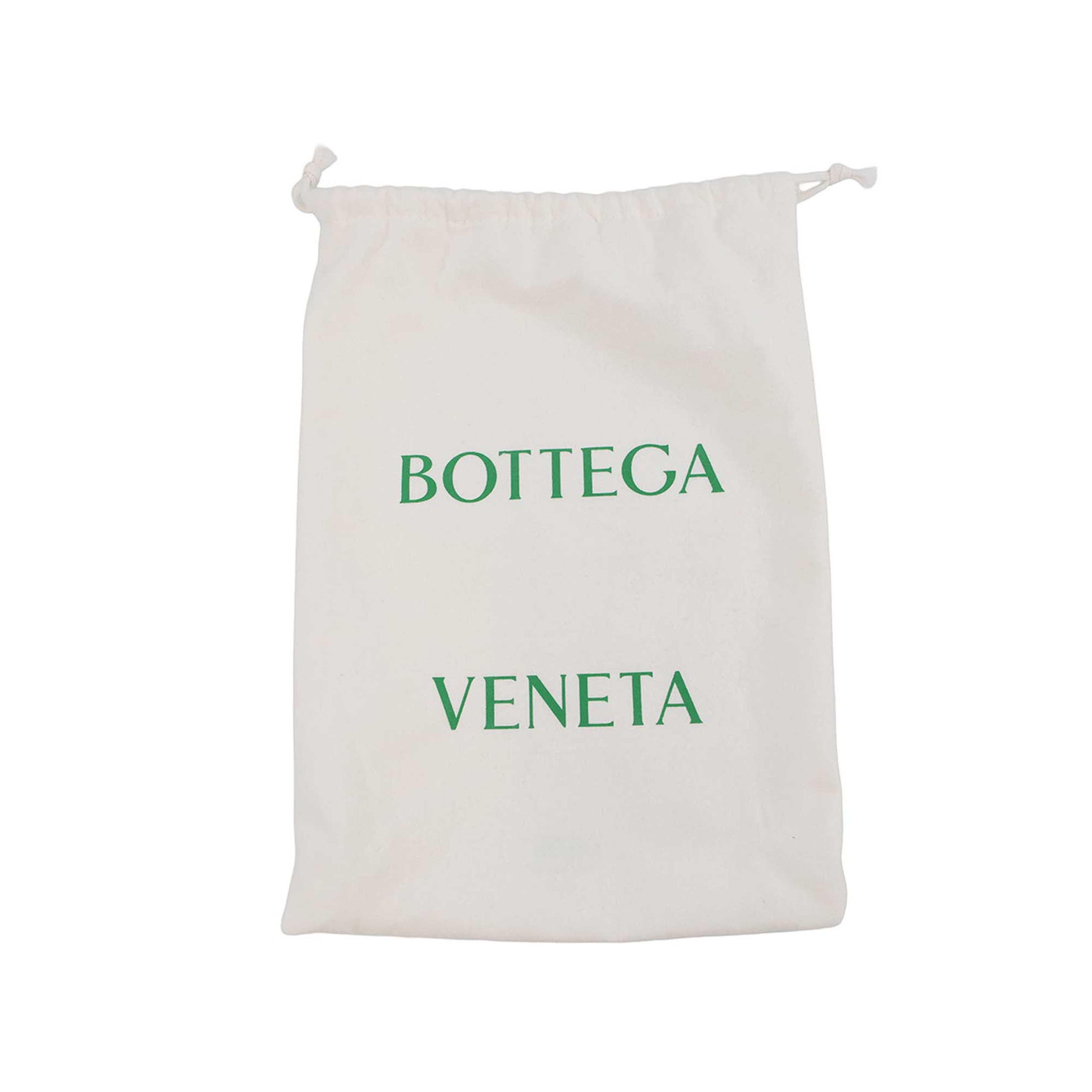 Bottega Veneta Mini Lambskin Intreccio Cassette Camera Bag, från Luxclusif, i färgen grön. Klicka för att öppna bilden i stort format