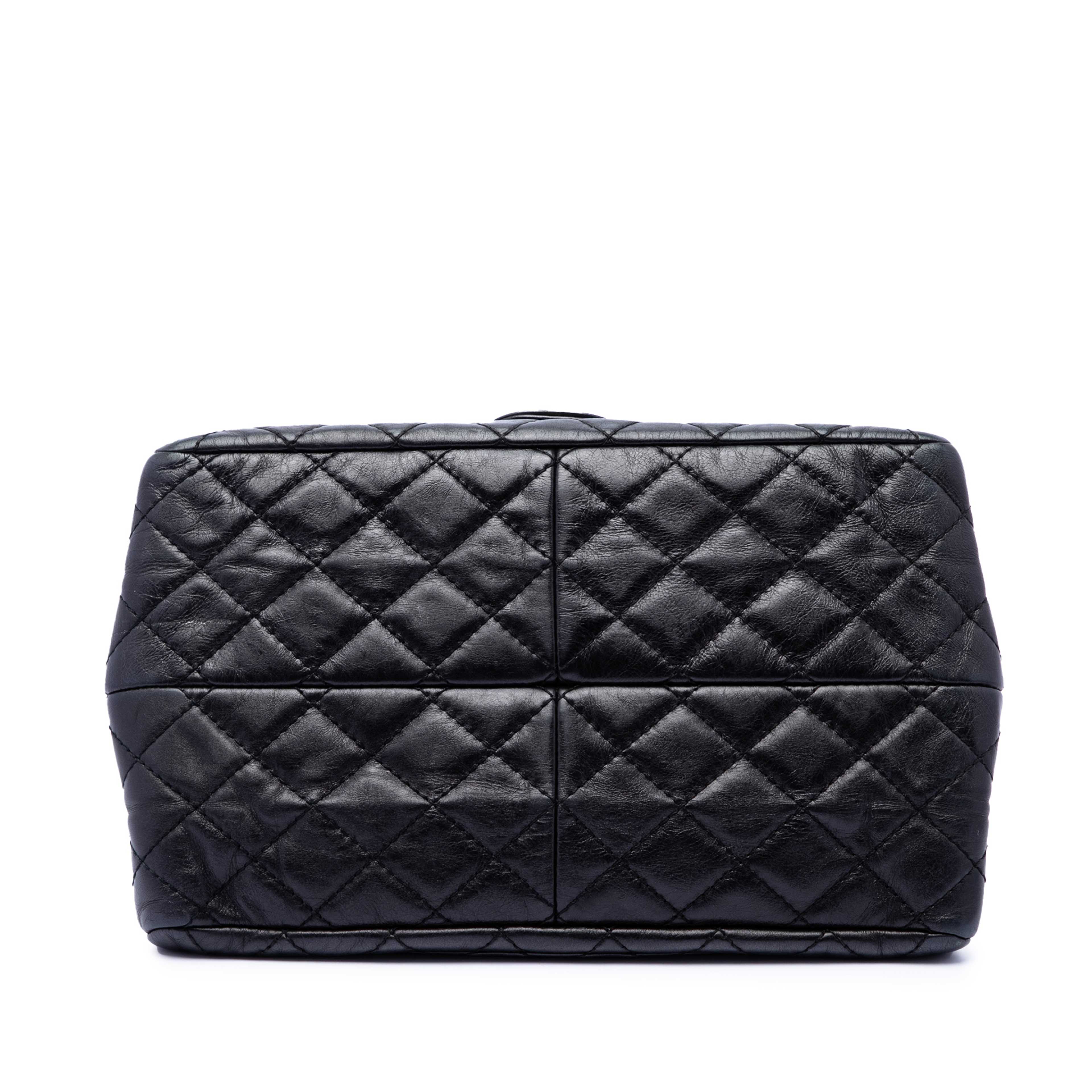 Chanel Quilted Aged Calfskin Reissue 2.55 Double Flap 226, från Luxclusif, i färgen svart. Klicka för att öppna bilden i stort format