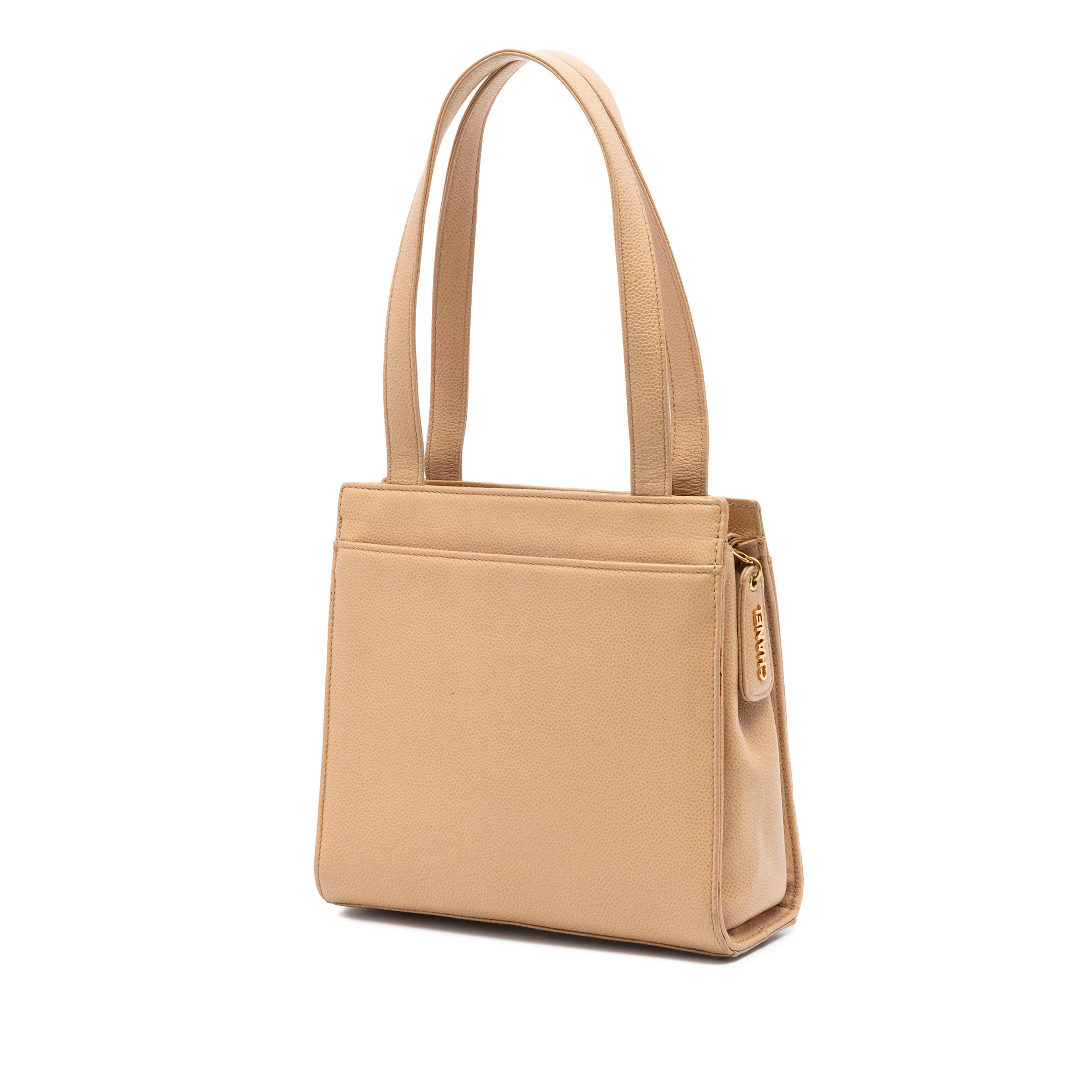 Chanel Cc Caviar Turn Lock Tote, från Luxclusif, i färgen beige. Klicka för att öppna bilden i stort format