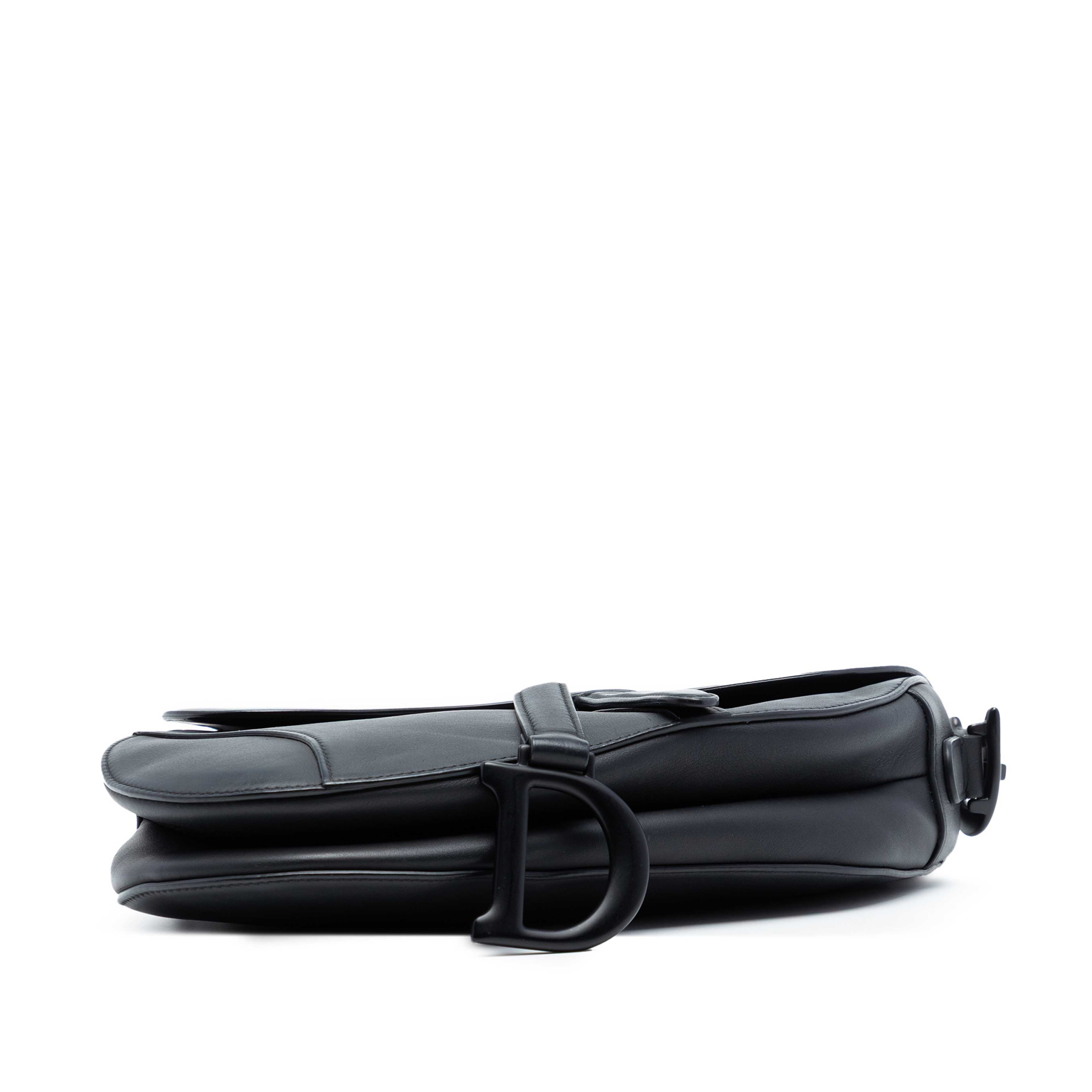 Dior Ultra Matte Calfskin Saddle Bag, från Luxclusif, i färgen black. Klicka för att öppna bilden i stort format