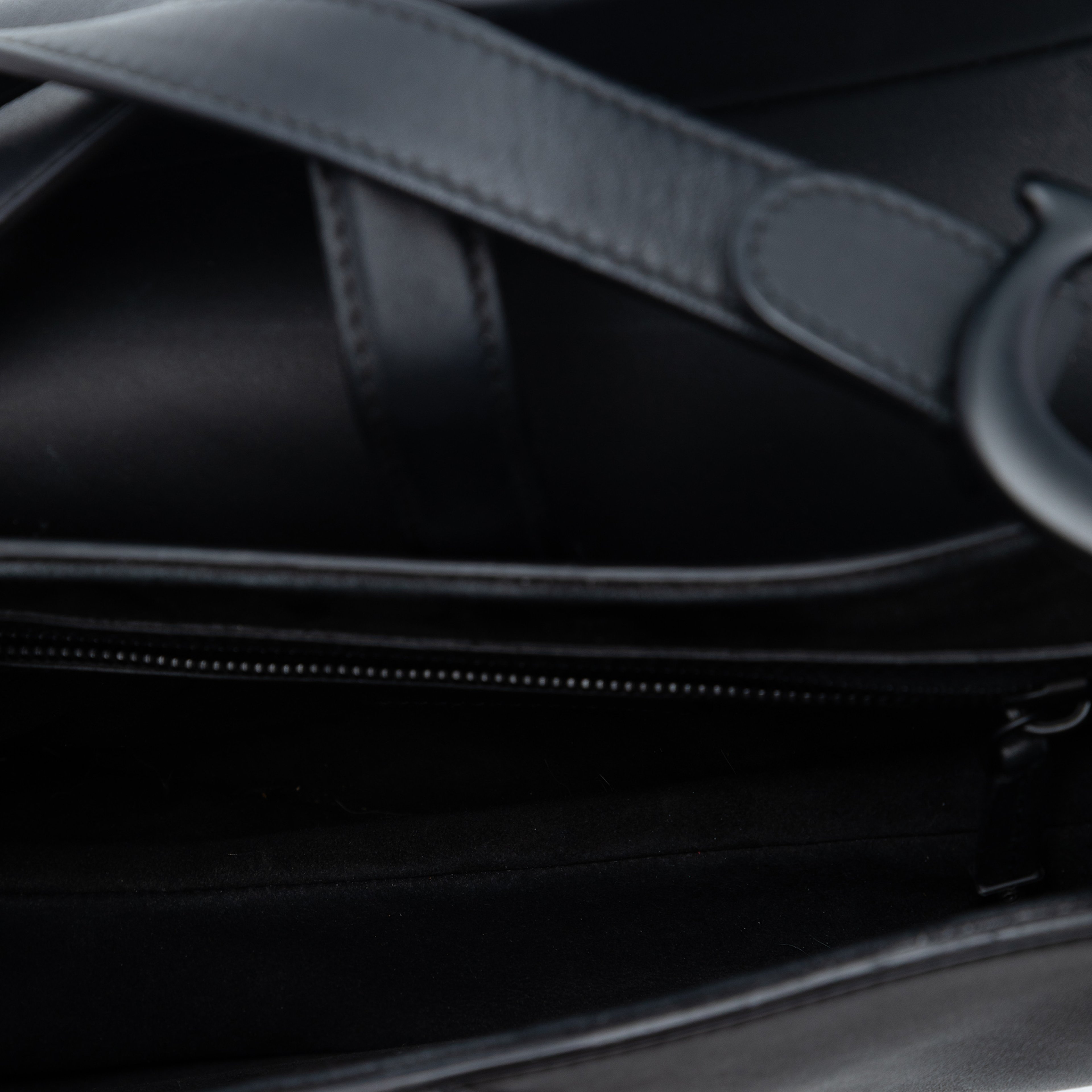 Dior Ultra Matte Calfskin Saddle Bag, från Luxclusif, i färgen black. Klicka för att öppna bilden i stort format