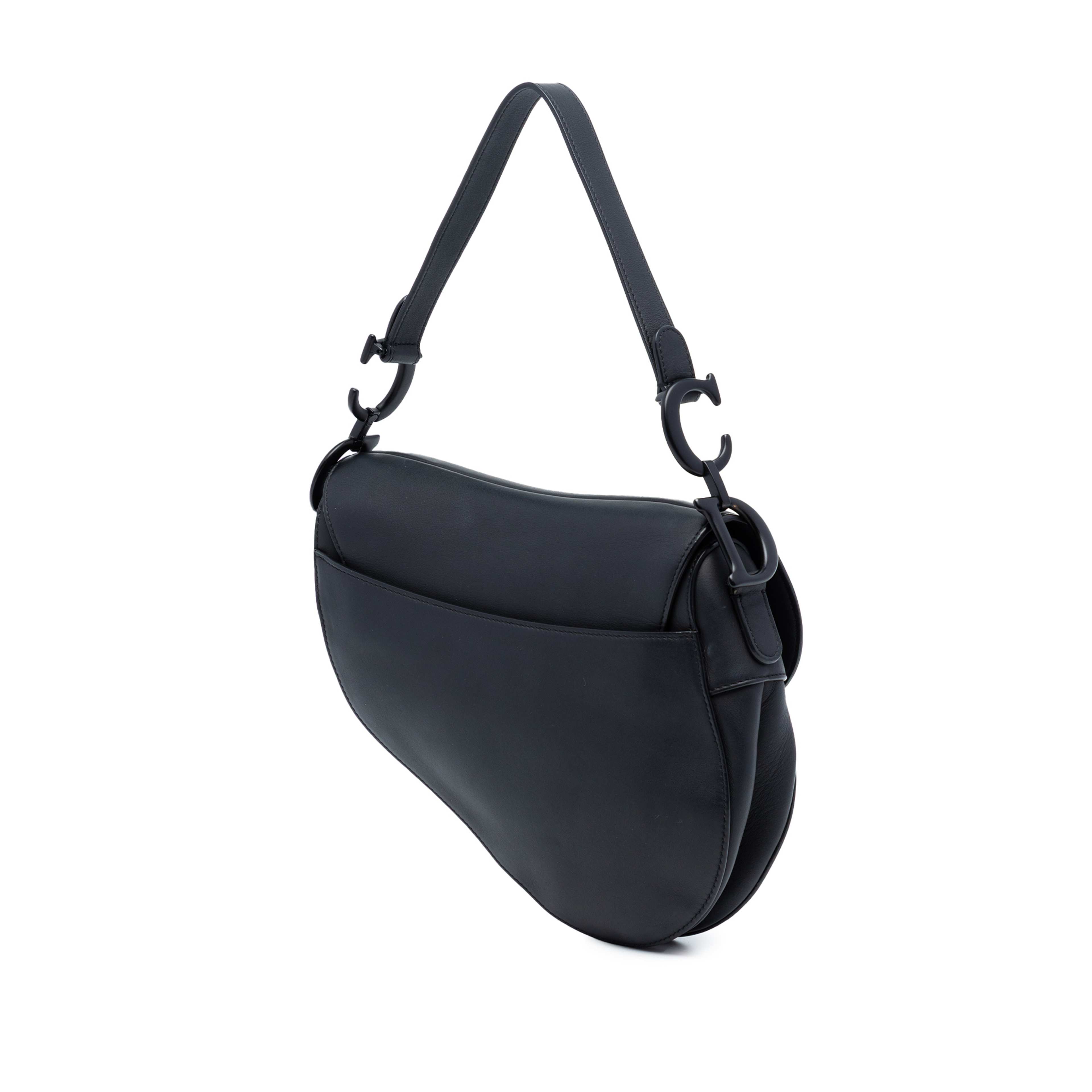 Dior Ultra Matte Calfskin Saddle Bag, från Luxclusif, i färgen black. Klicka för att öppna bilden i stort format
