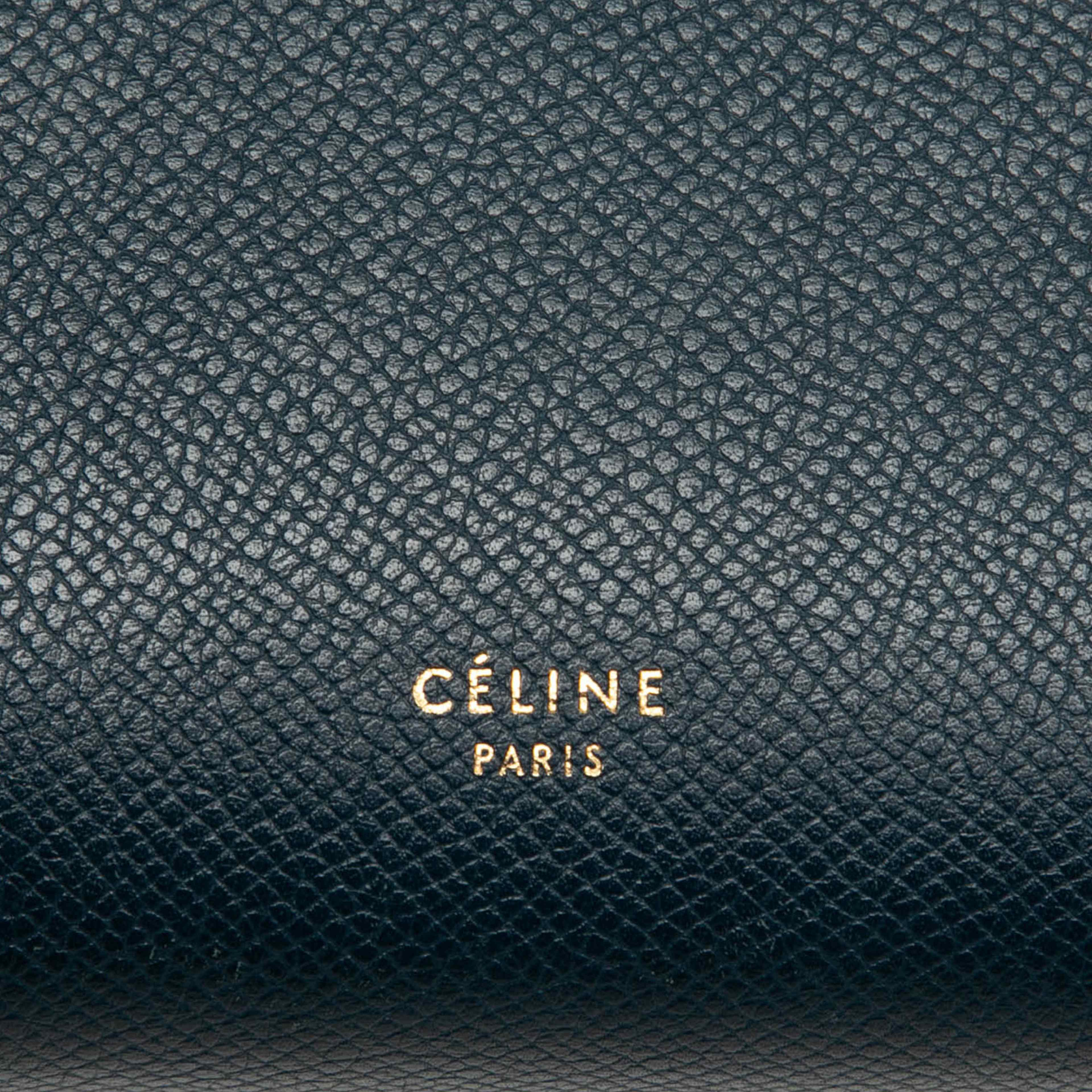 Celine Micro Grained Calfskin Belt Bag, från Luxclusif, i färgen navy. Klicka för att öppna bilden i stort format