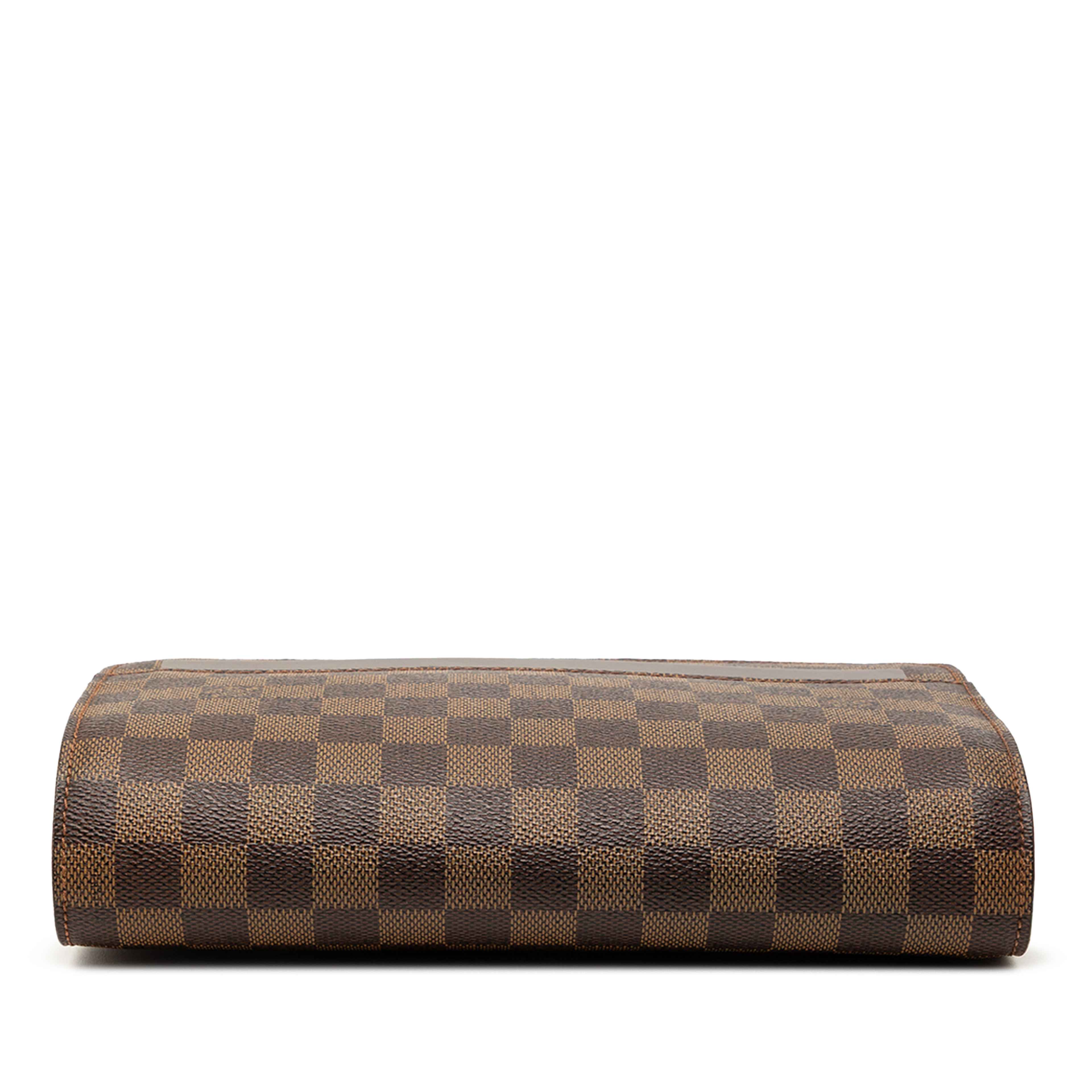 Louis Vuitton Damier Ebene Saint Louis Pochette, från Luxclusif, i färgen brown. Klicka för att öppna bilden i stort format