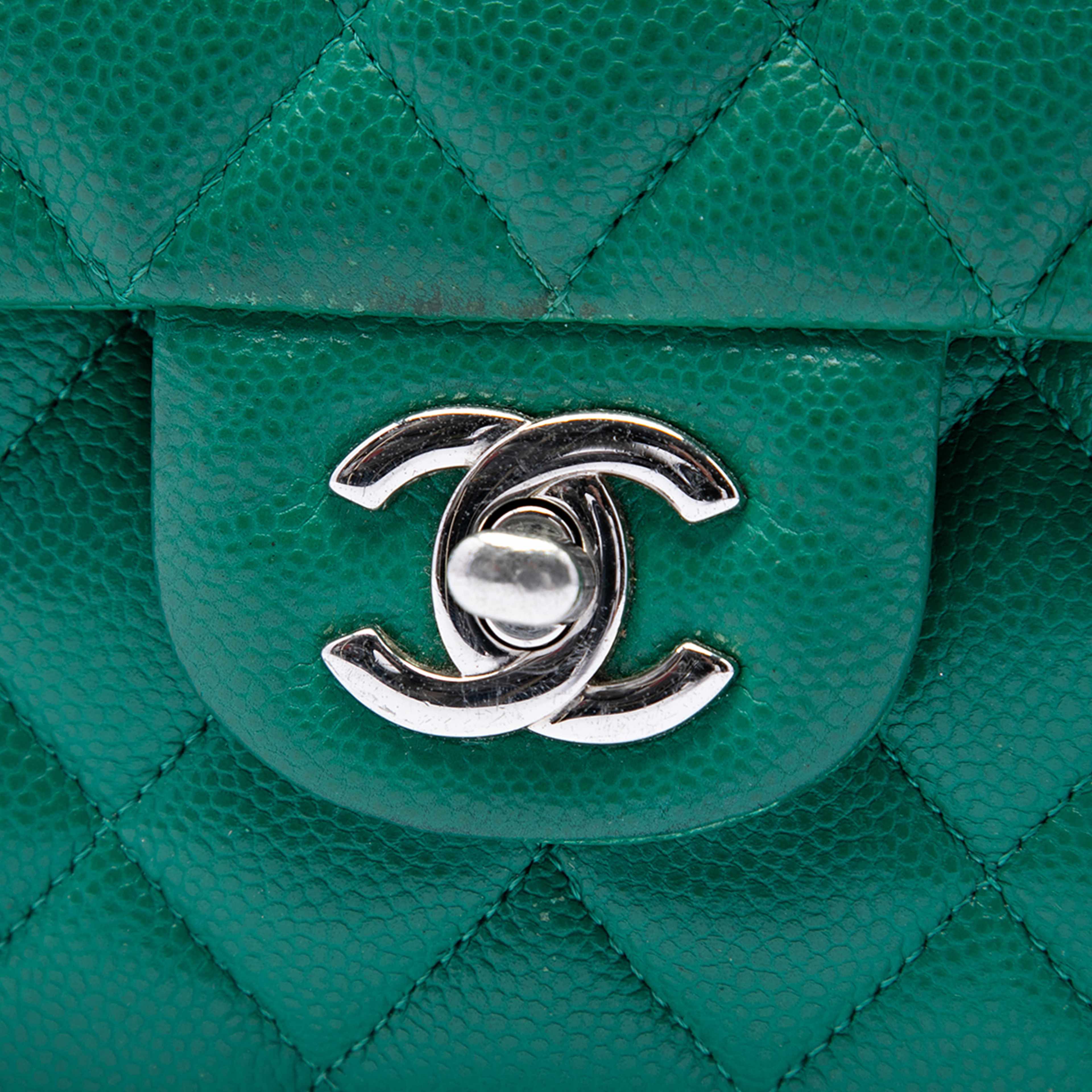 Chanel Small Classic Caviar Double Flap, från Luxclusif, i färgen grön. Klicka för att öppna bilden i stort format
