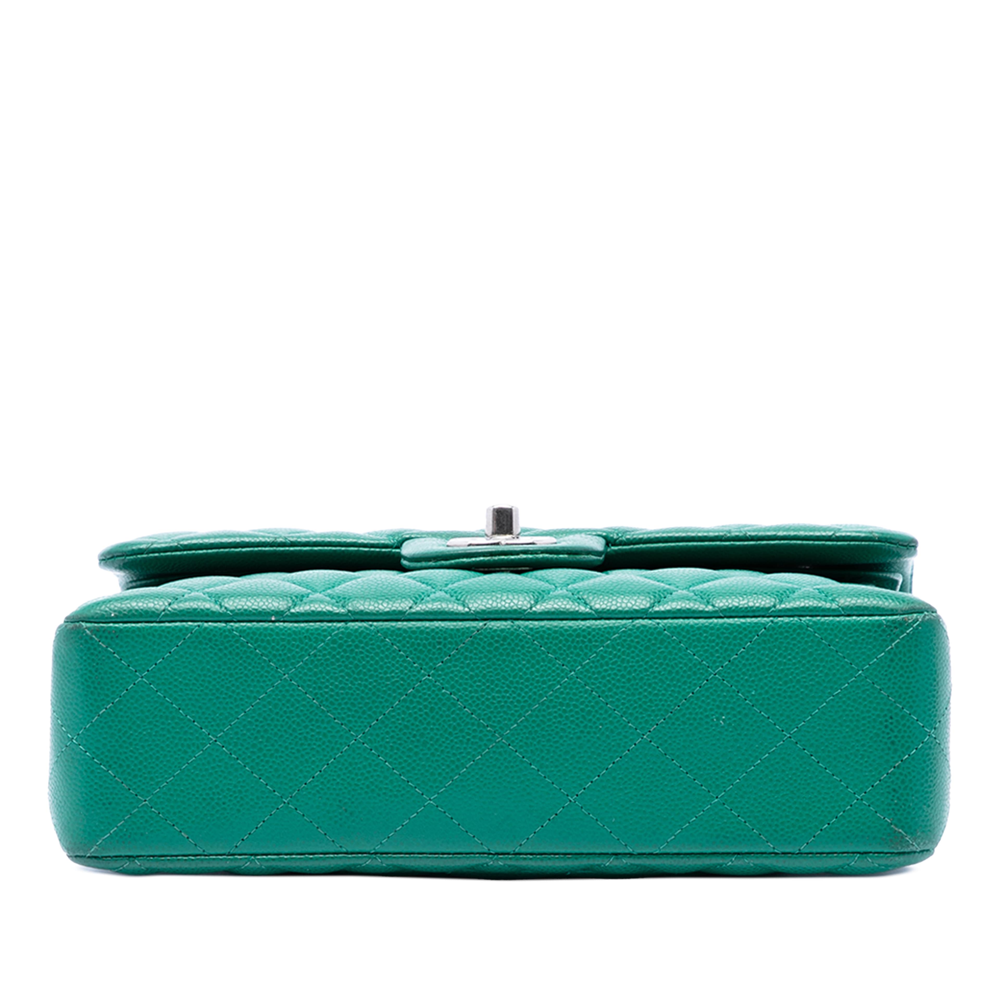Chanel Small Classic Caviar Double Flap, från Luxclusif, i färgen grön. Klicka för att öppna bilden i stort format