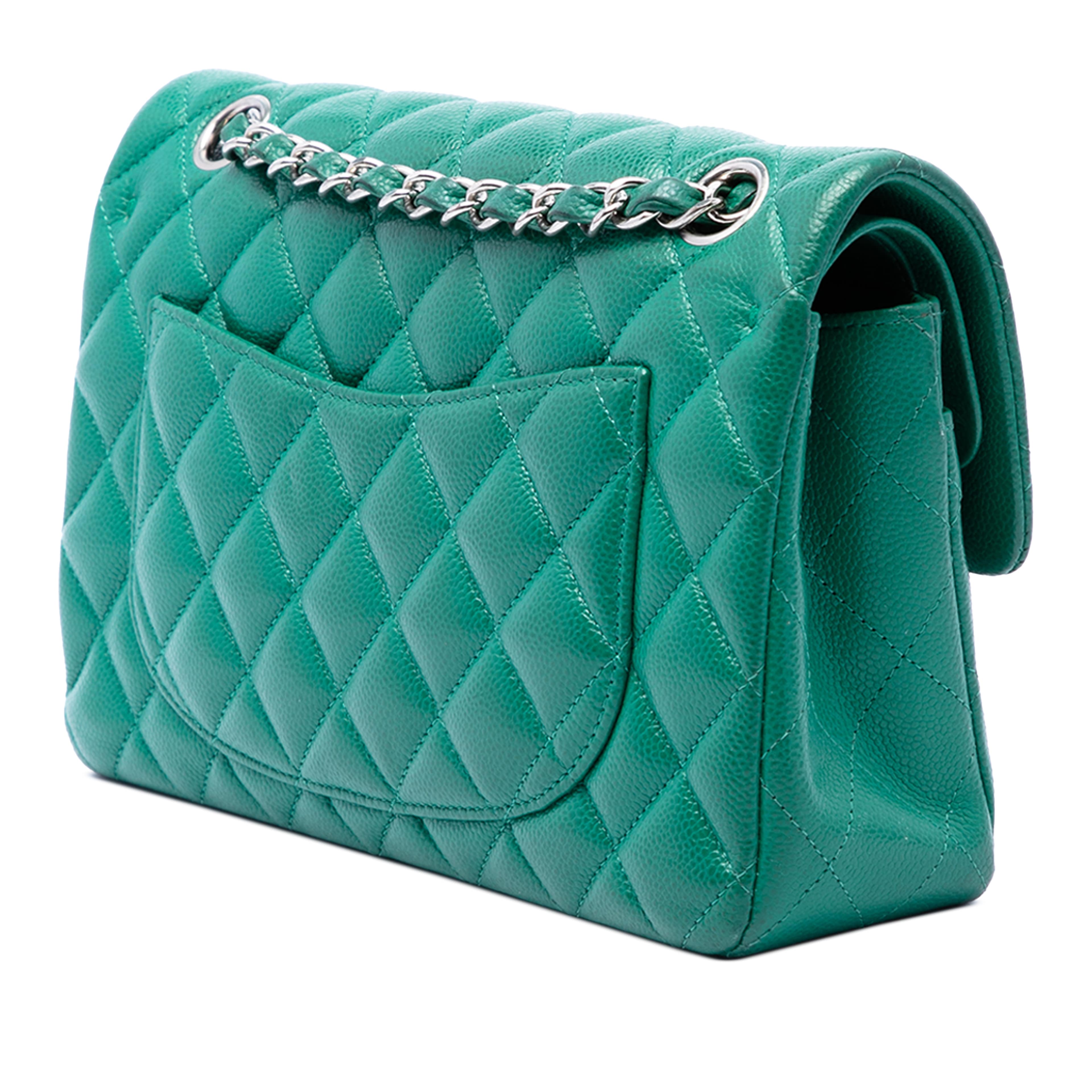 Chanel Small Classic Caviar Double Flap, från Luxclusif, i färgen grön. Klicka för att öppna bilden i stort format