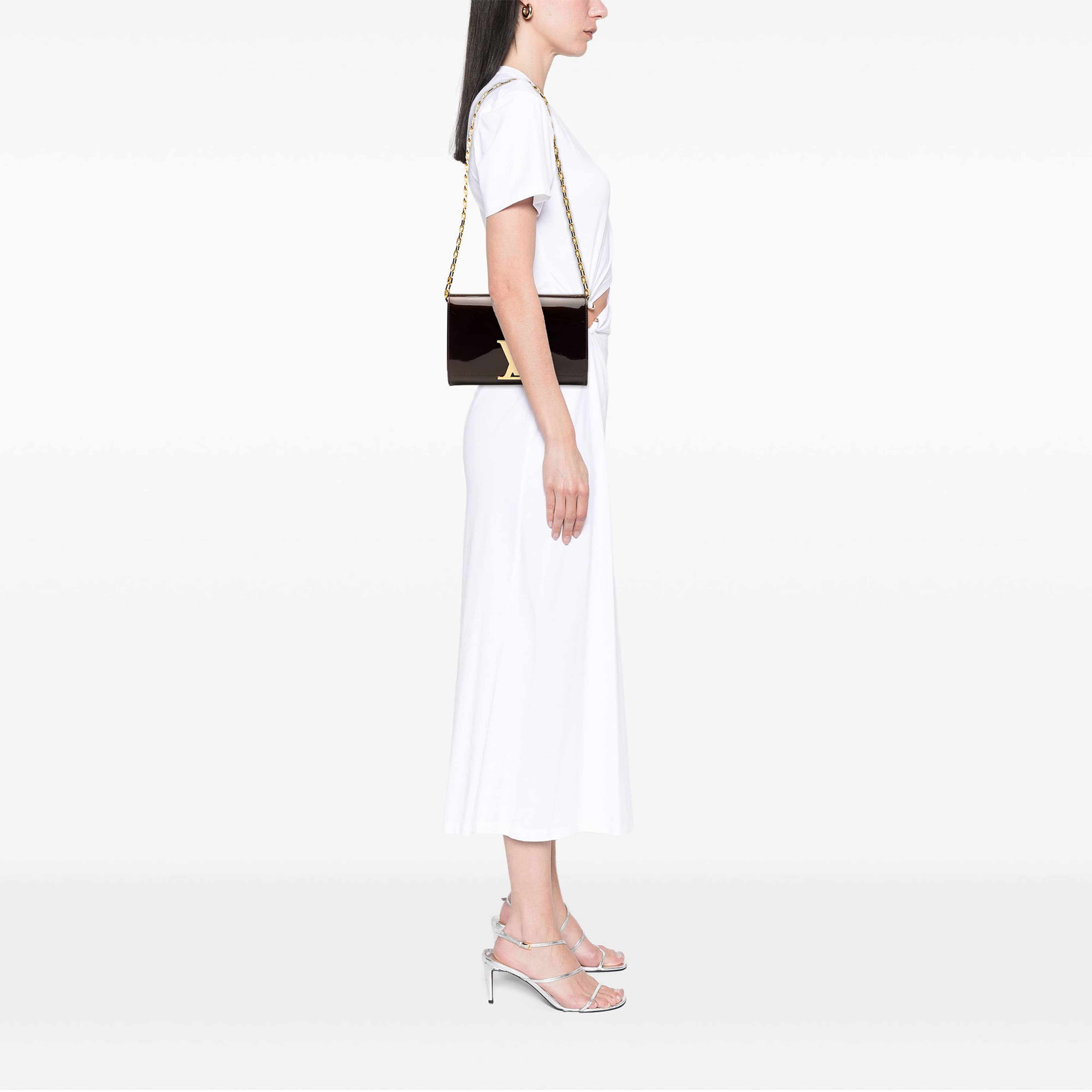 Louis Vuitton Vernis Louise Chain Mm, från Luxclusif, i färgen röd. Klicka för att öppna bilden i stort format