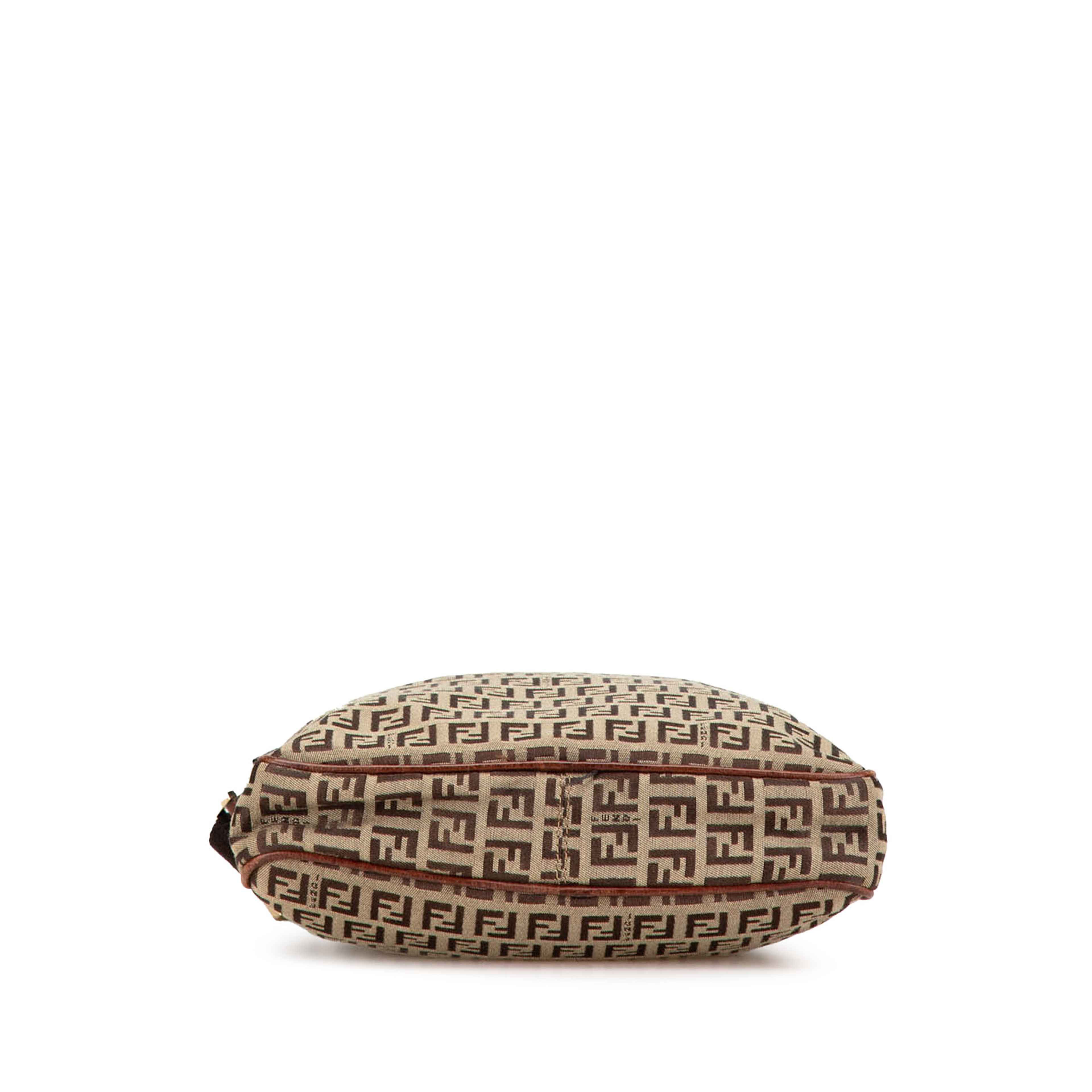 Fendi Zucchino Canvas Crossbody, från Luxclusif, i färgen beige. Klicka för att öppna bilden i stort format