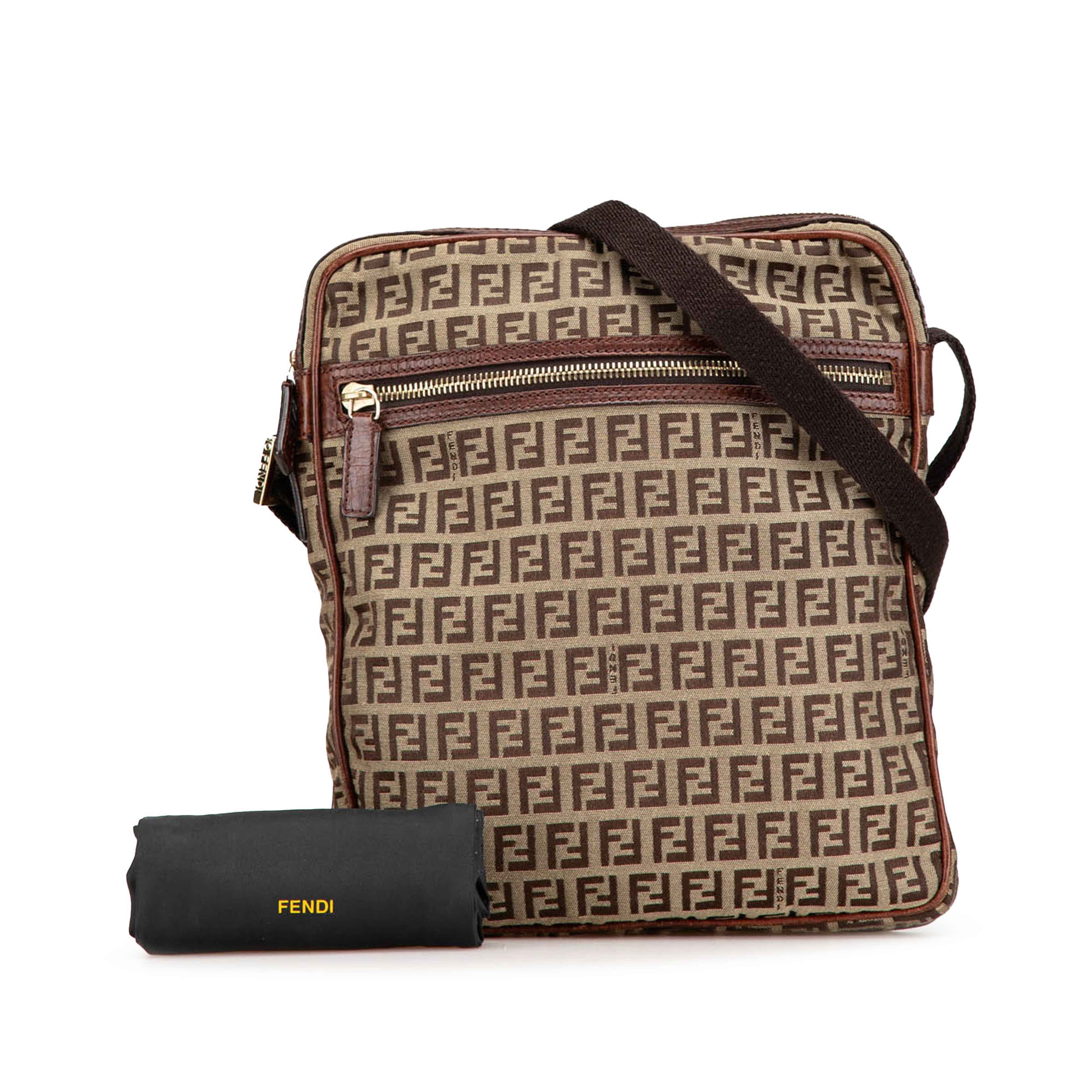 Fendi Zucchino Canvas Crossbody, från Luxclusif, i färgen beige. Klicka för att öppna bilden i stort format