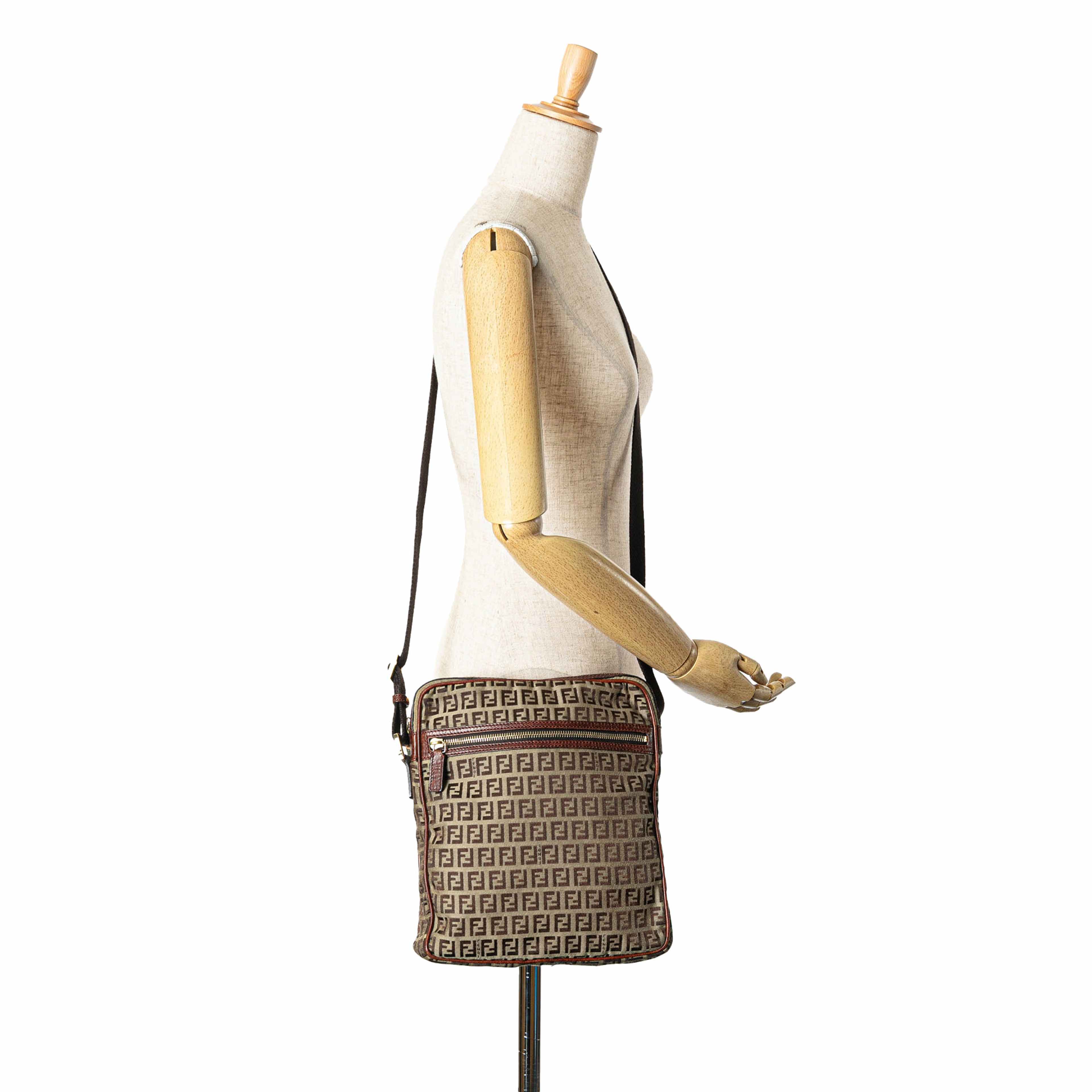 Fendi Zucchino Canvas Crossbody, från Luxclusif, i färgen beige. Klicka för att öppna bilden i stort format