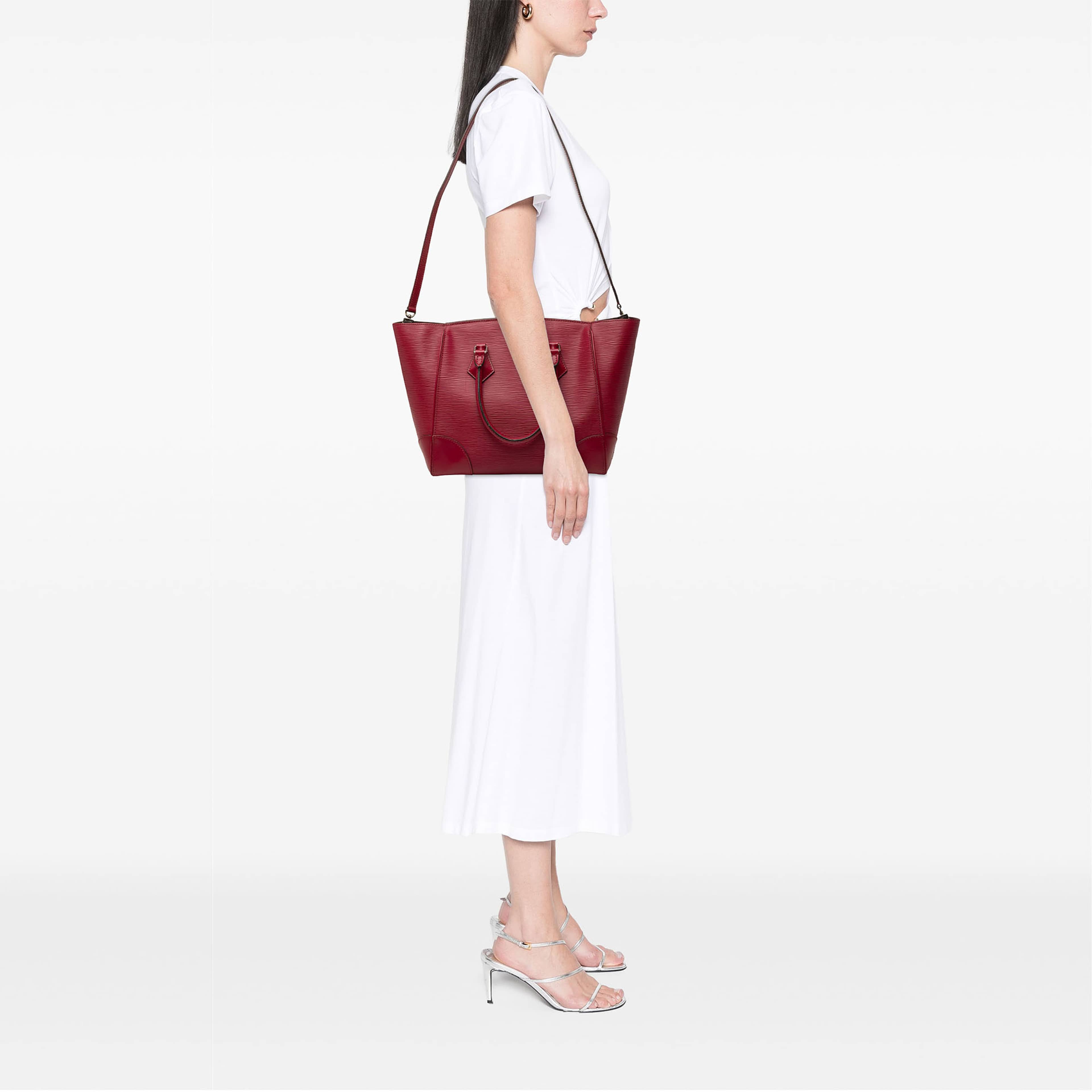 Louis Vuitton Epi Phenix Mm, från Luxclusif, i färgen rosa. Klicka för att öppna bilden i stort format
