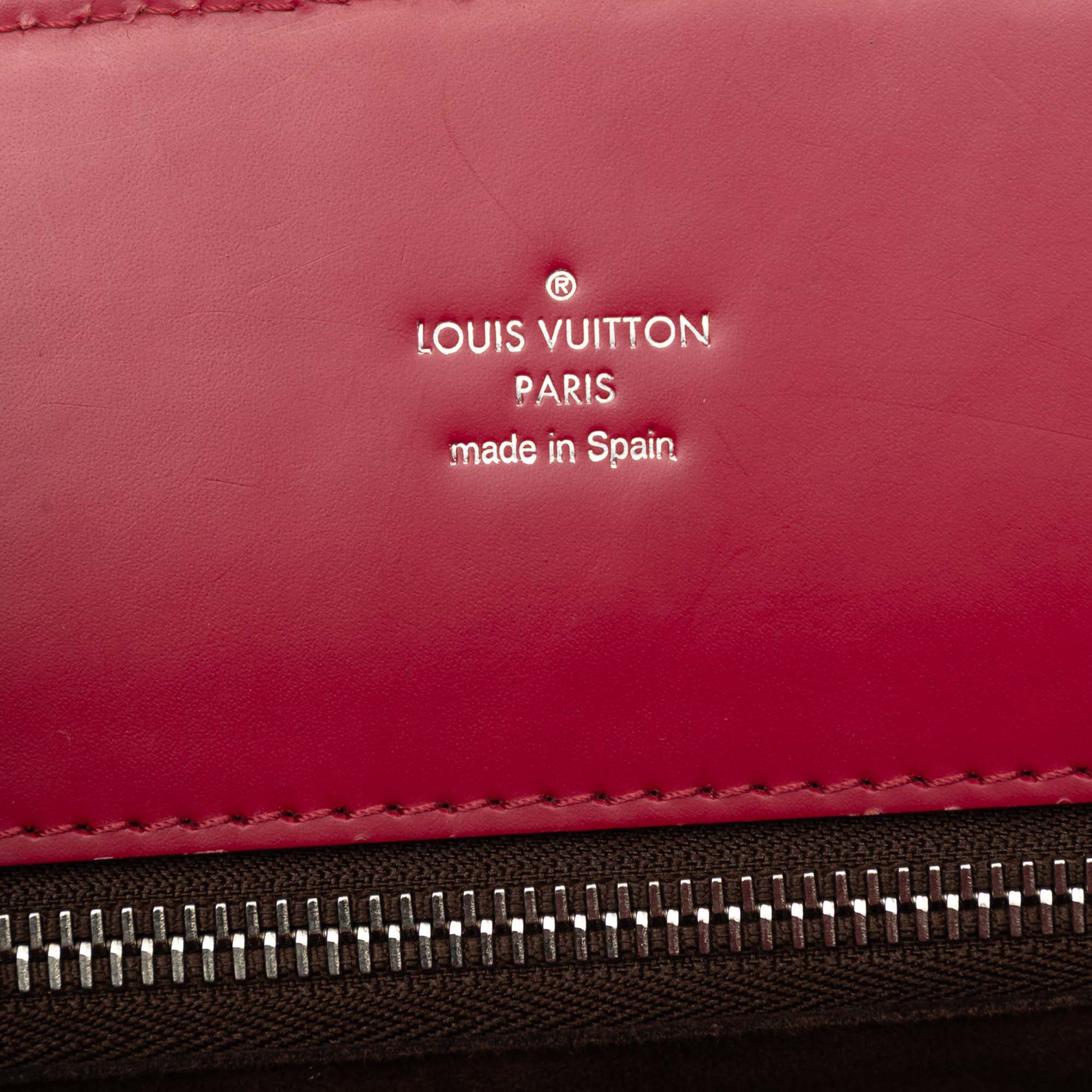 Louis Vuitton Epi Phenix Mm, från Luxclusif, i färgen rosa. Klicka för att öppna bilden i stort format