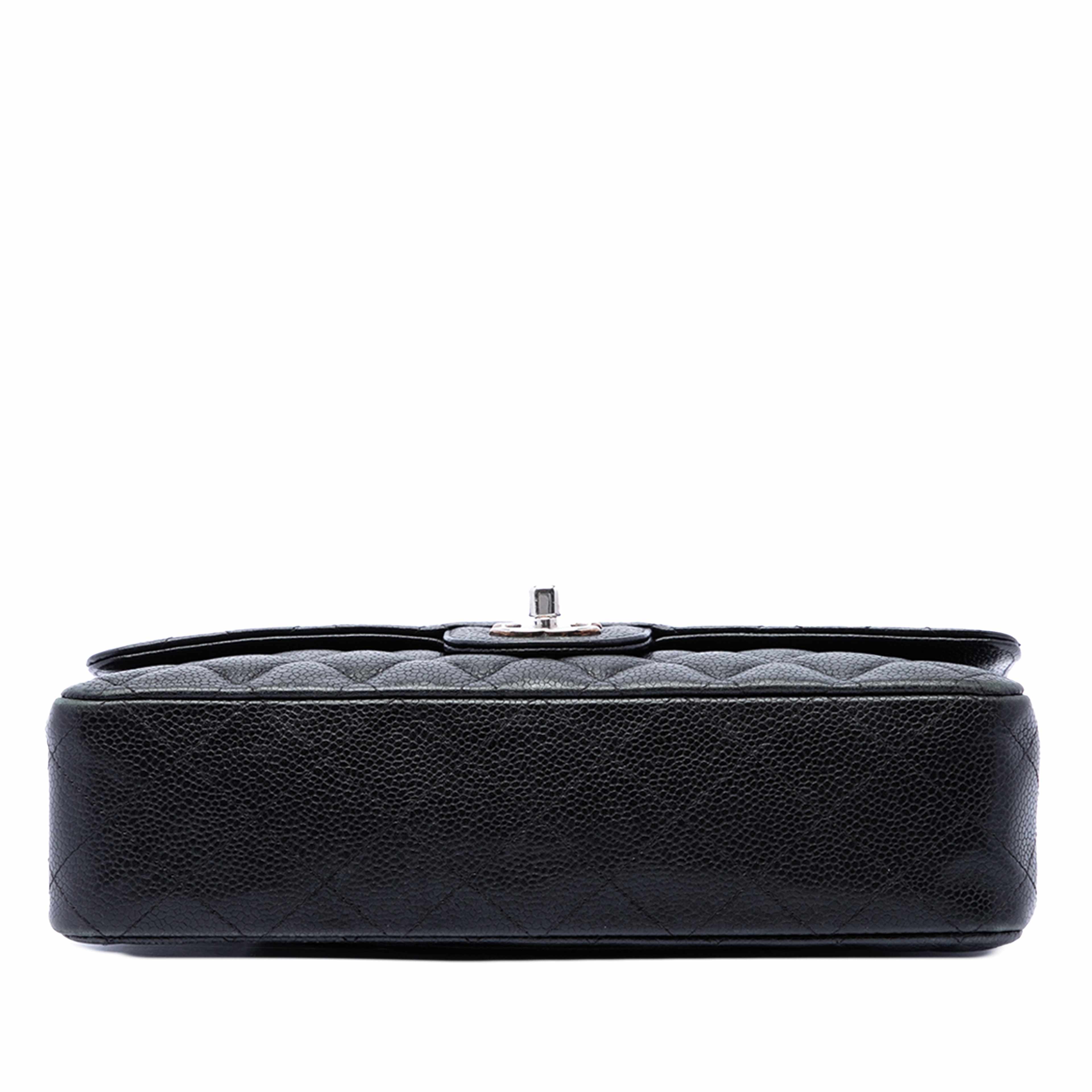Chanel Medium Classic Caviar Double Flap, från Luxclusif, i färgen svart. Klicka för att öppna bilden i stort format
