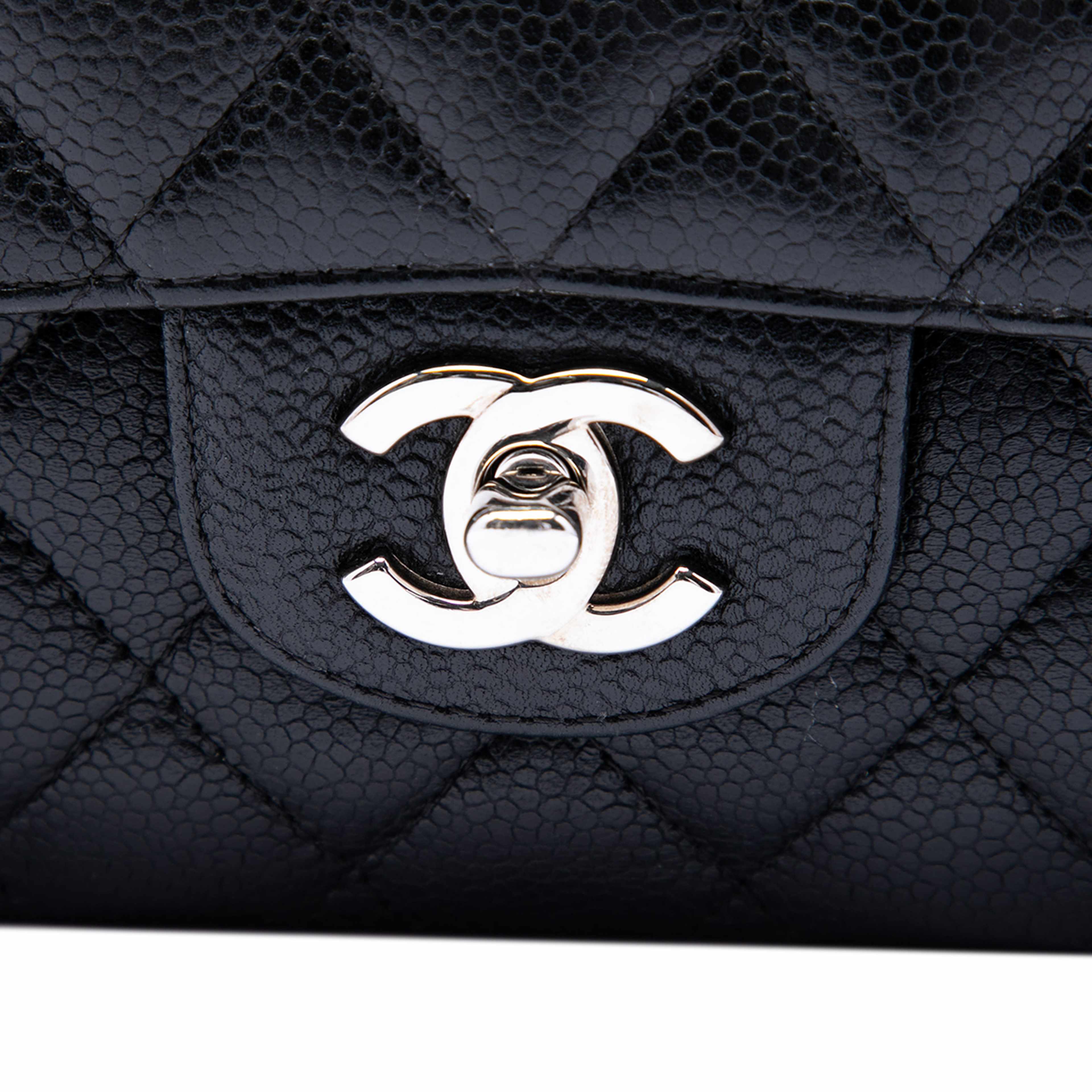 Chanel Medium Classic Caviar Double Flap, från Luxclusif, i färgen svart. Klicka för att öppna bilden i stort format