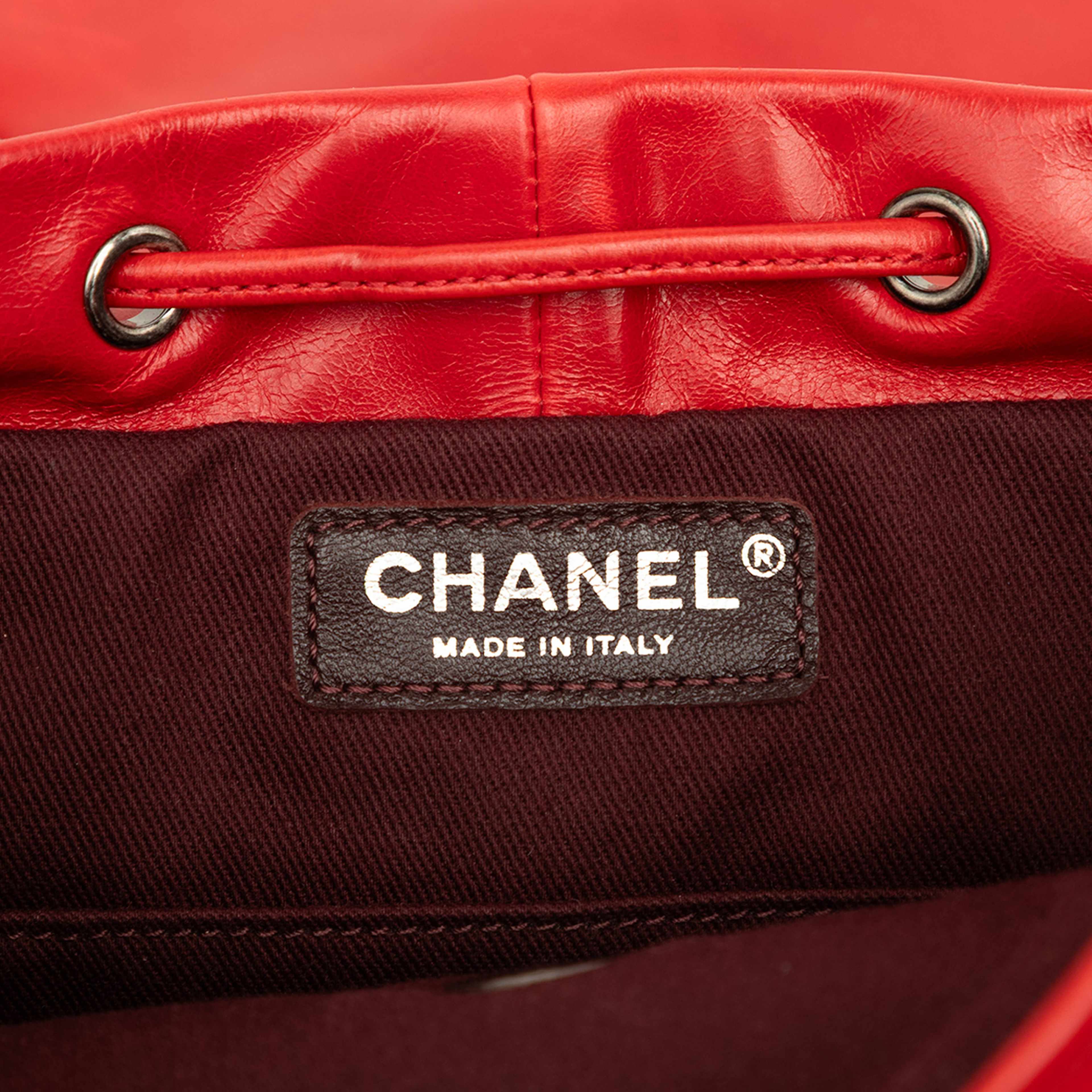 Chanel Small Shearling And Glazed Calfskin Mountain Backpack, från Luxclusif, i färgen röd. Klicka för att öppna bilden i stort format