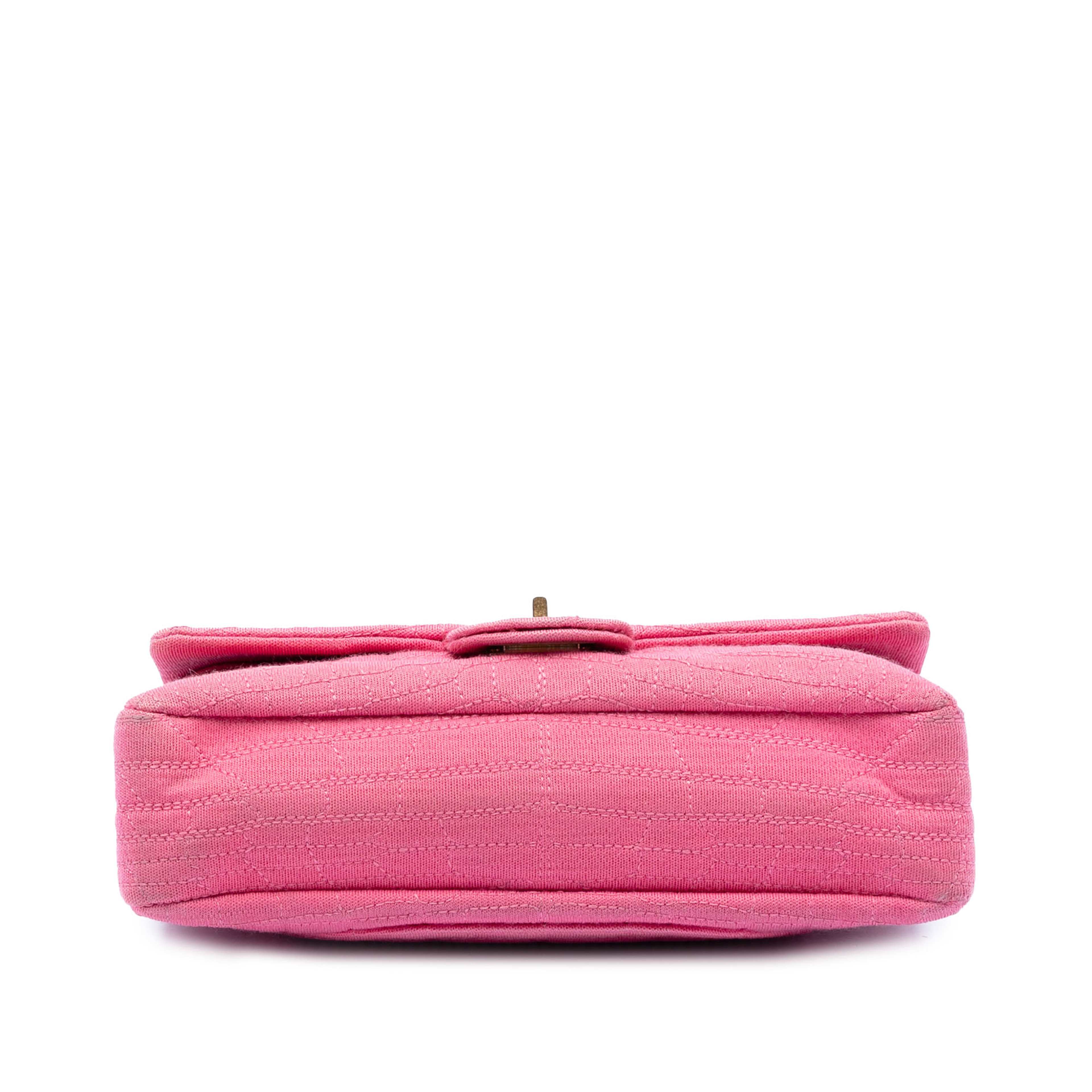 Chanel Croc Quilted Jersey Reissue 2.55 Double Flap 225, från Luxclusif, i färgen rosa. Klicka för att öppna bilden i stort format