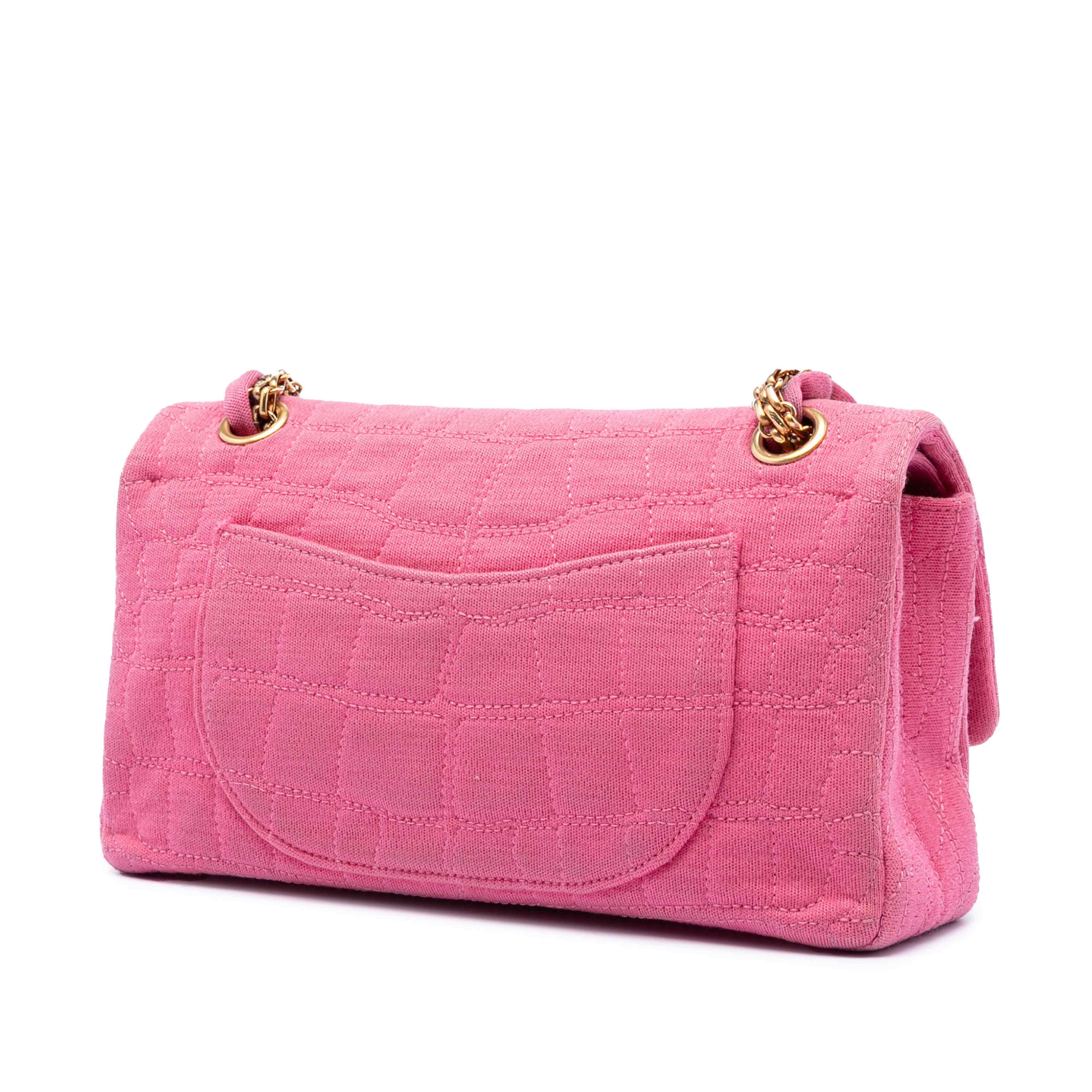 Chanel Croc Quilted Jersey Reissue 2.55 Double Flap 225, från Luxclusif, i färgen pink. Klicka för att öppna bilden i stort format