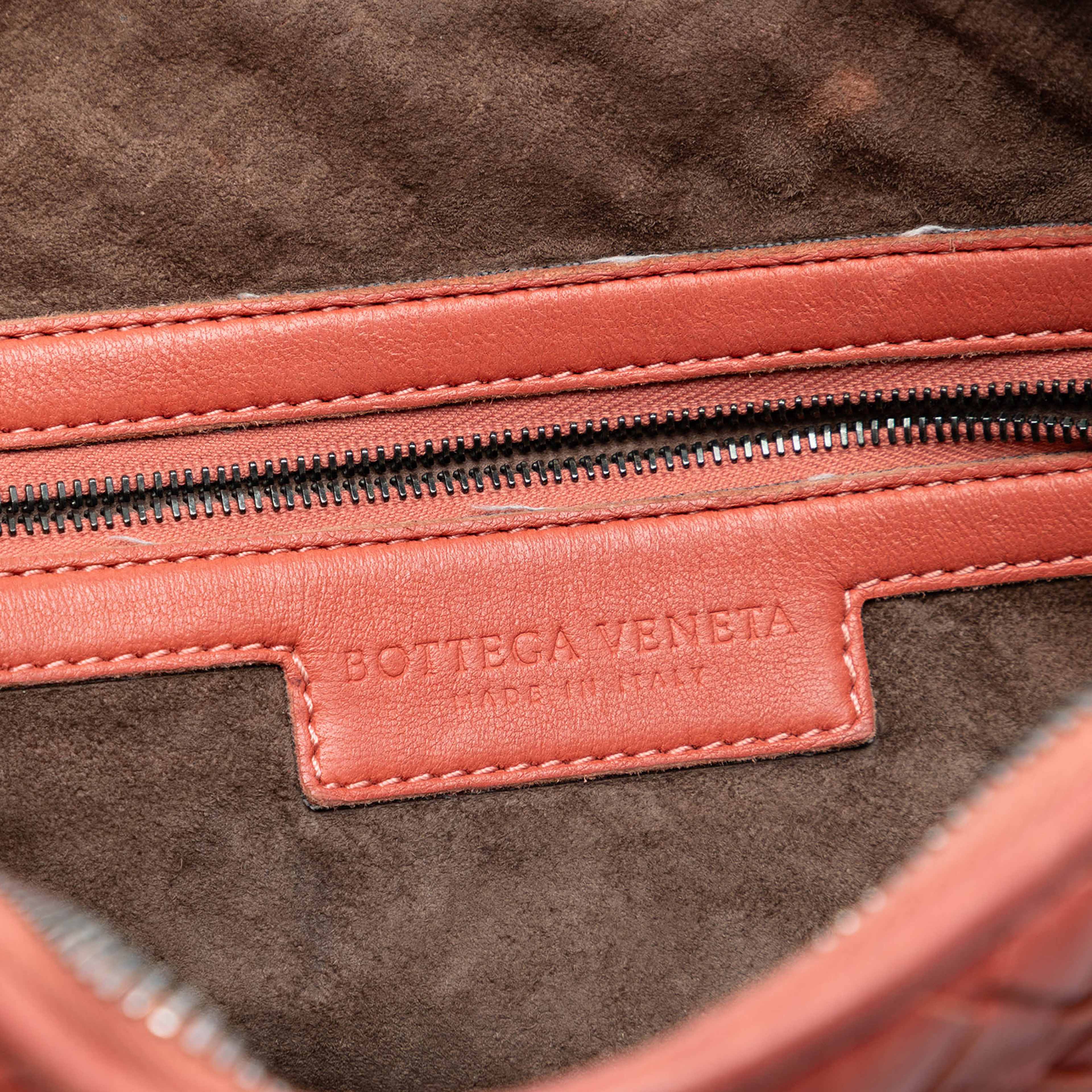 Bottega Veneta Nappa Intrecciato Nodini Crossbody, från Luxclusif, i färgen indian red. Klicka för att öppna bilden i stort format