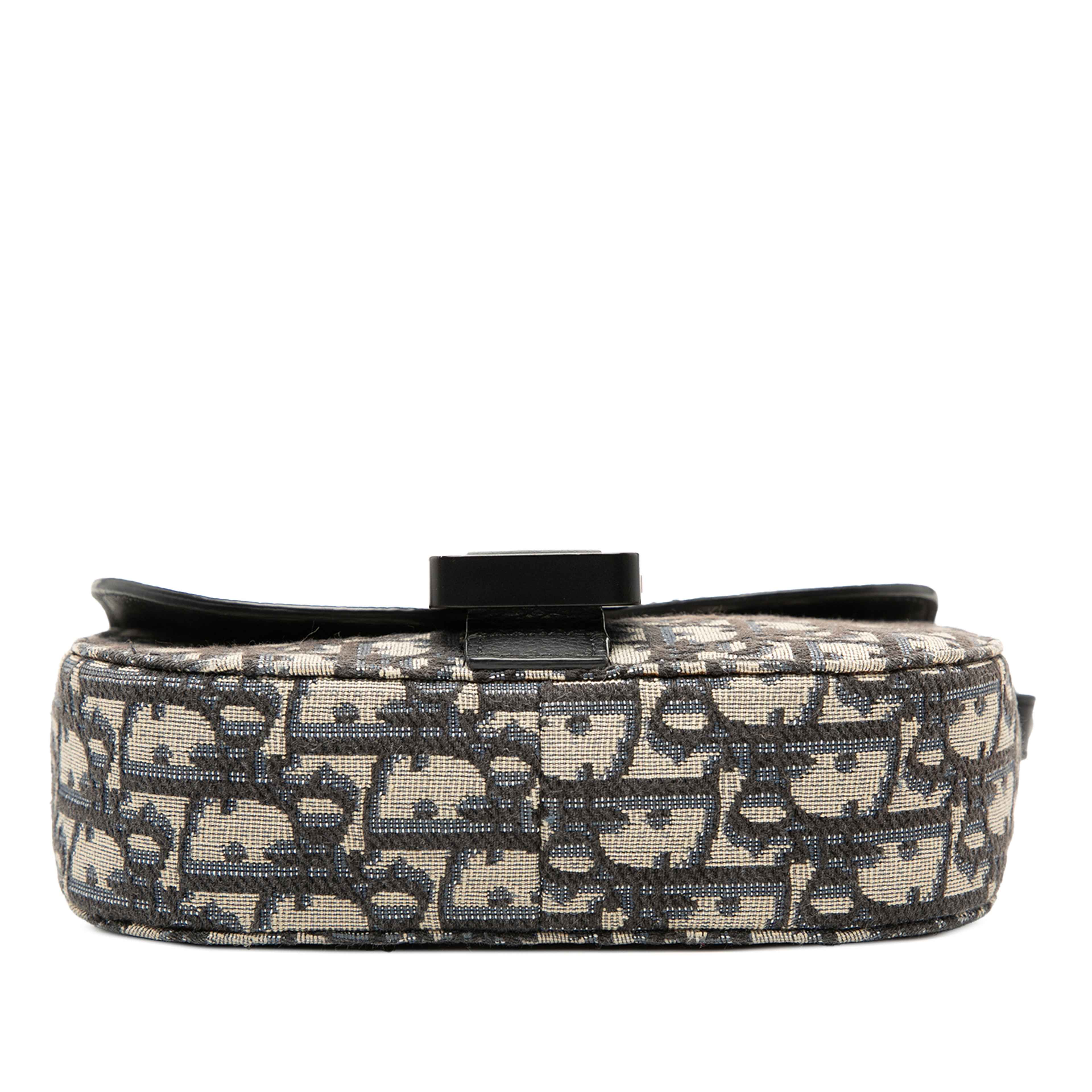 Dior Mini Oblique Canvas Saddle Buckle Messenger Bag, från Luxclusif, i färgen blue. Klicka för att öppna bilden i stort format