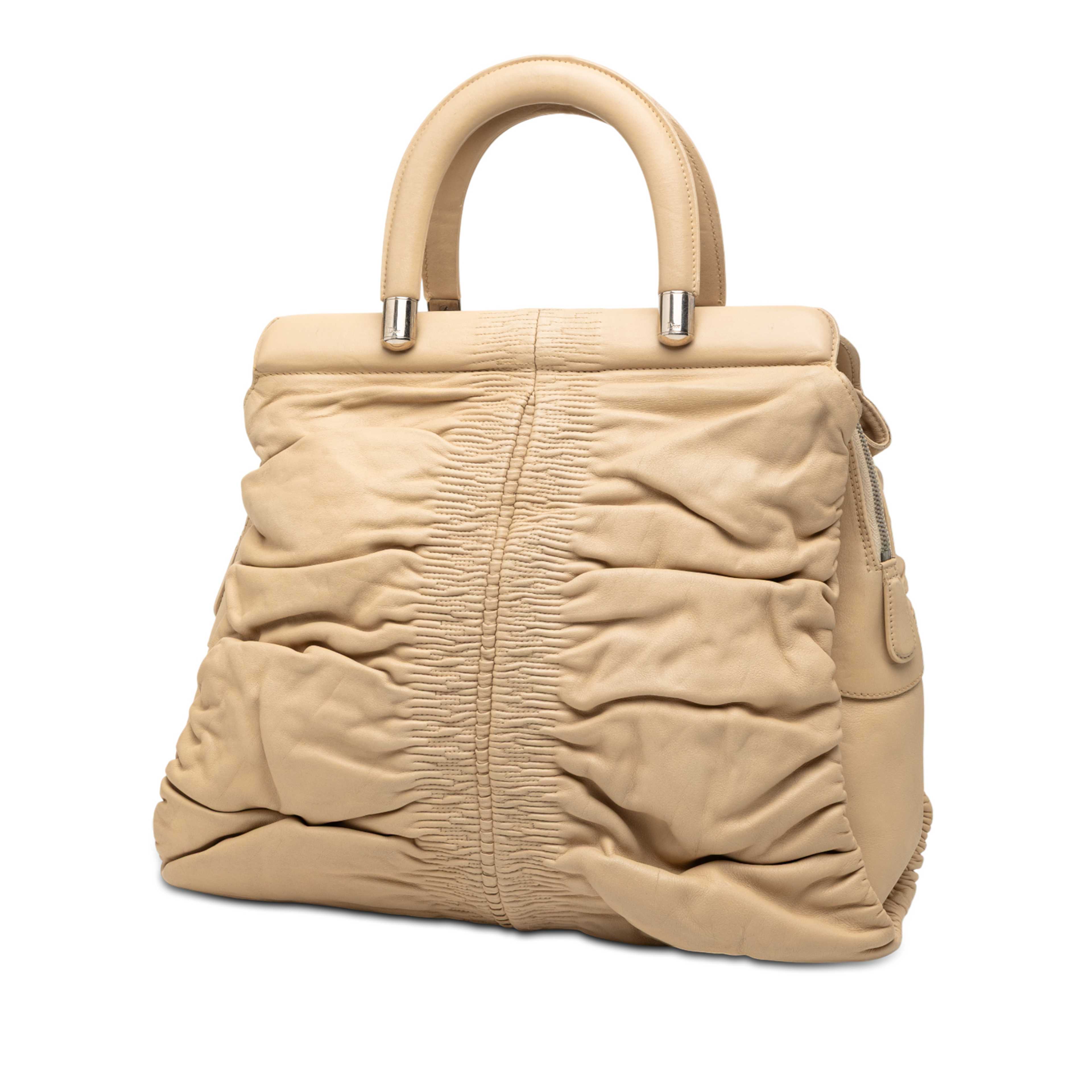 Dior Lambskin Karenina Frame Bag, från Luxclusif, i färgen beige. Klicka för att öppna bilden i stort format