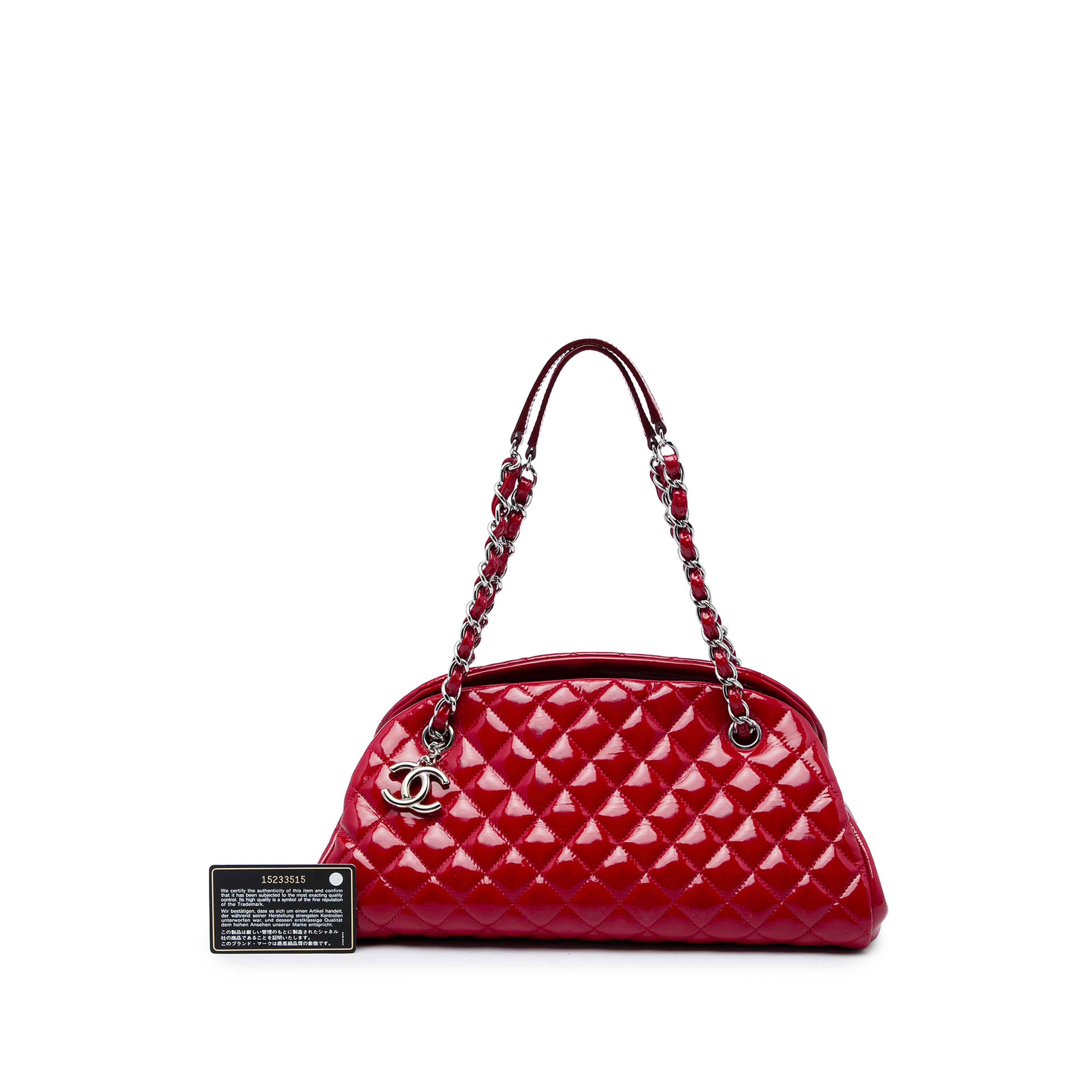 Chanel Medium Quilted Patent Just Mademoiselle Bowling Bag, från Luxclusif, i färgen röd. Klicka för att öppna bilden i stort format