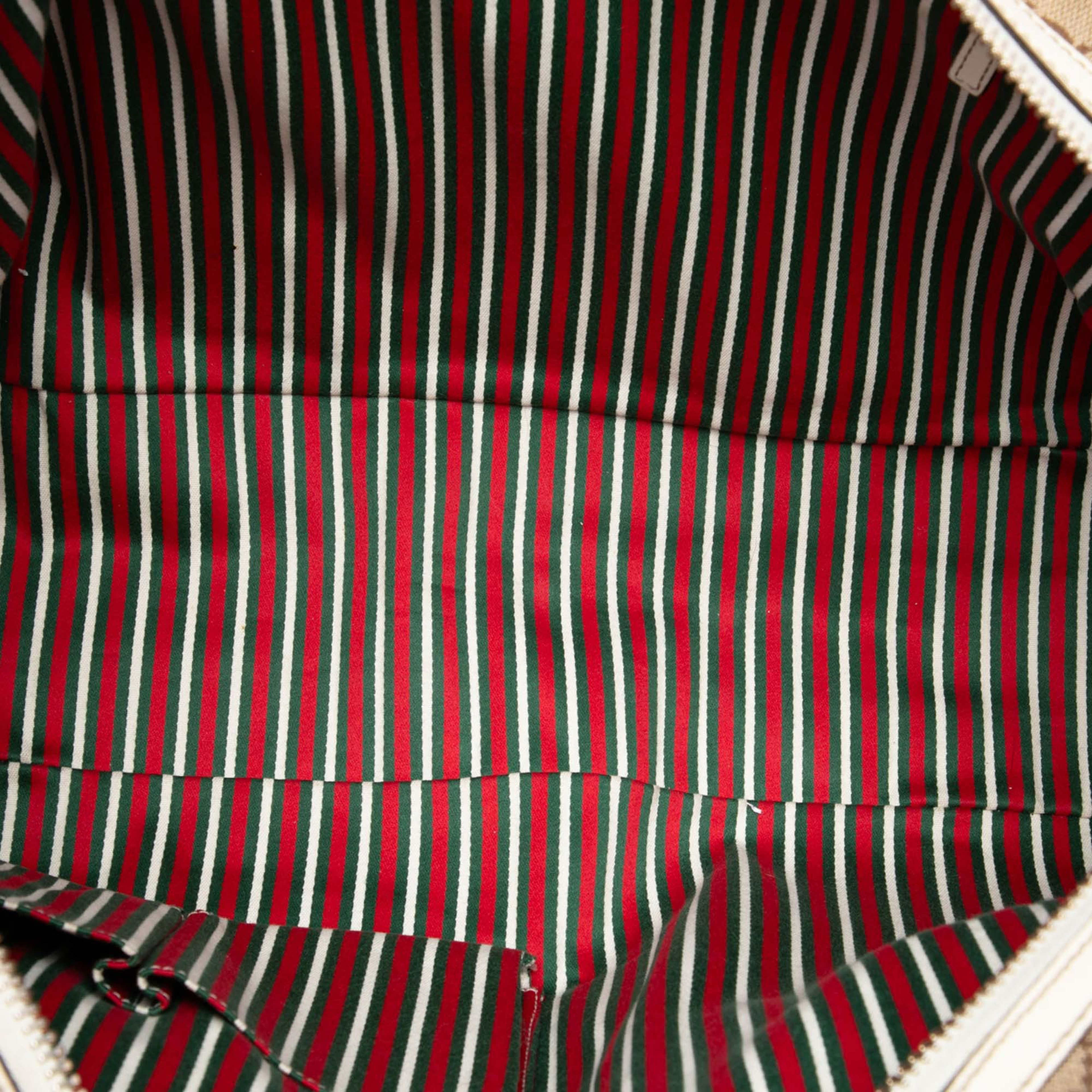 Gucci Gg Canvas New Britt Shoulder Bag, från Luxclusif, i färgen beige. Klicka för att öppna bilden i stort format