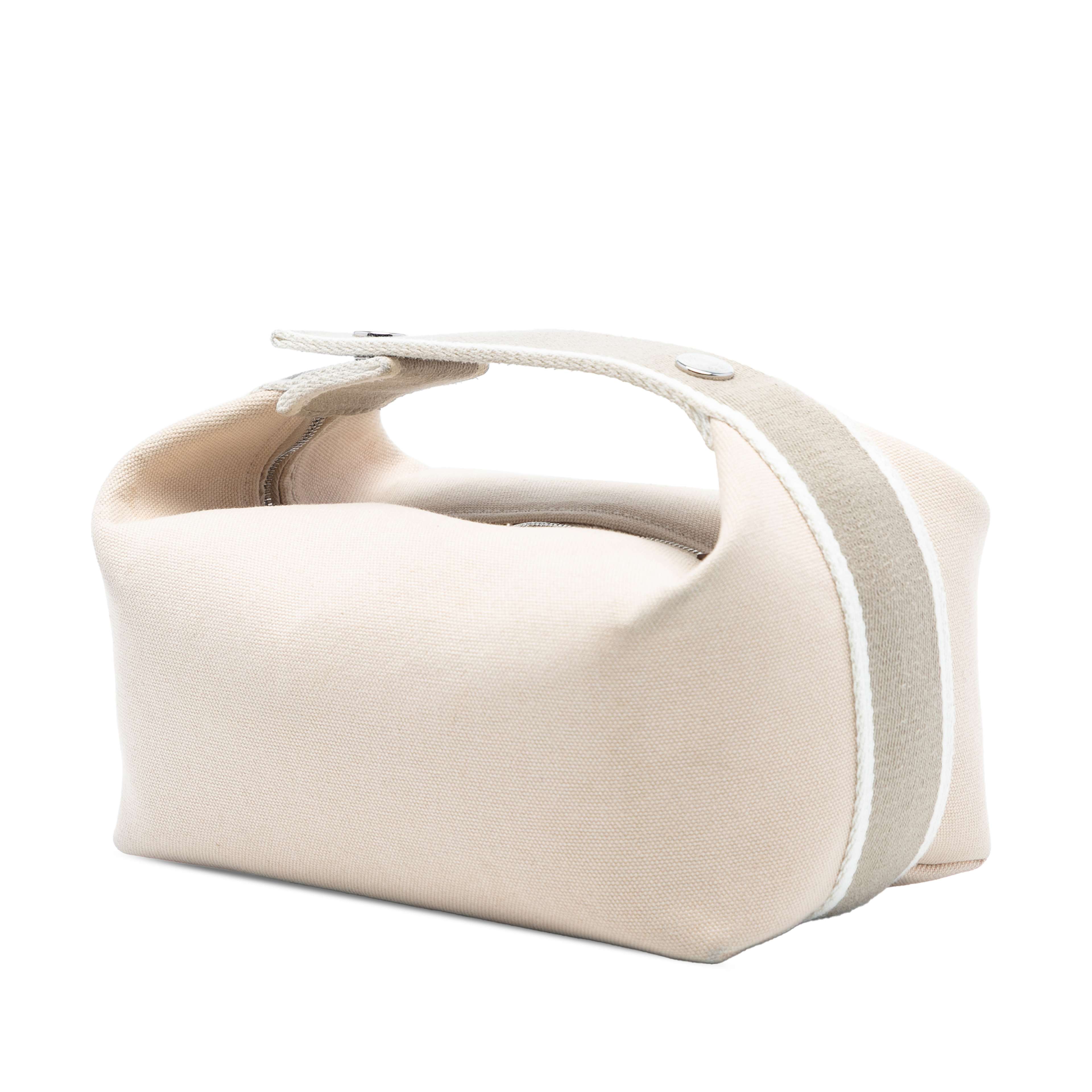 Hermès Small Toile Bride A Brac Case, från Luxclusif, i färgen beige. Klicka för att öppna bilden i stort format