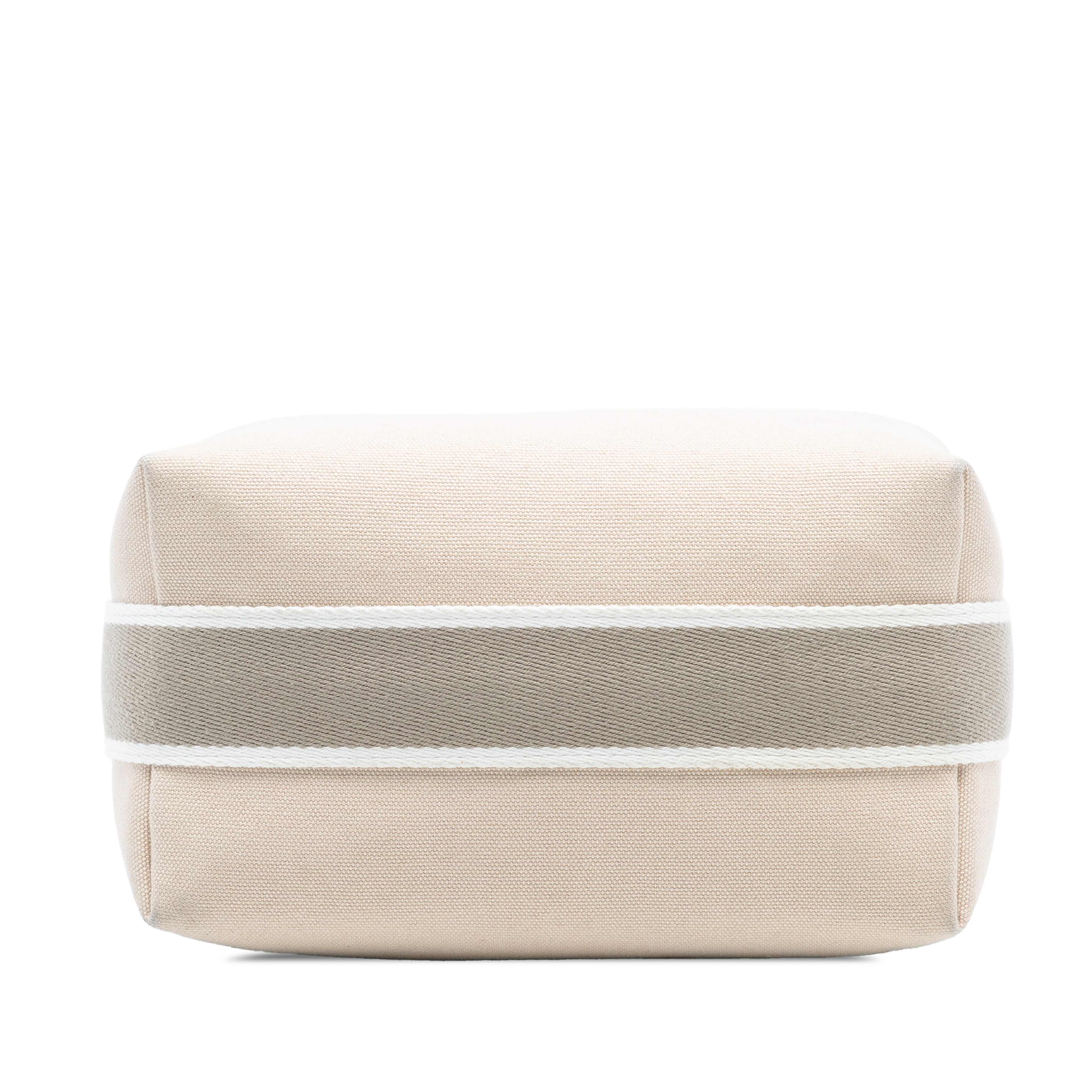 Hermès Small Toile Bride A Brac Case, från Luxclusif, i färgen beige. Klicka för att öppna bilden i stort format