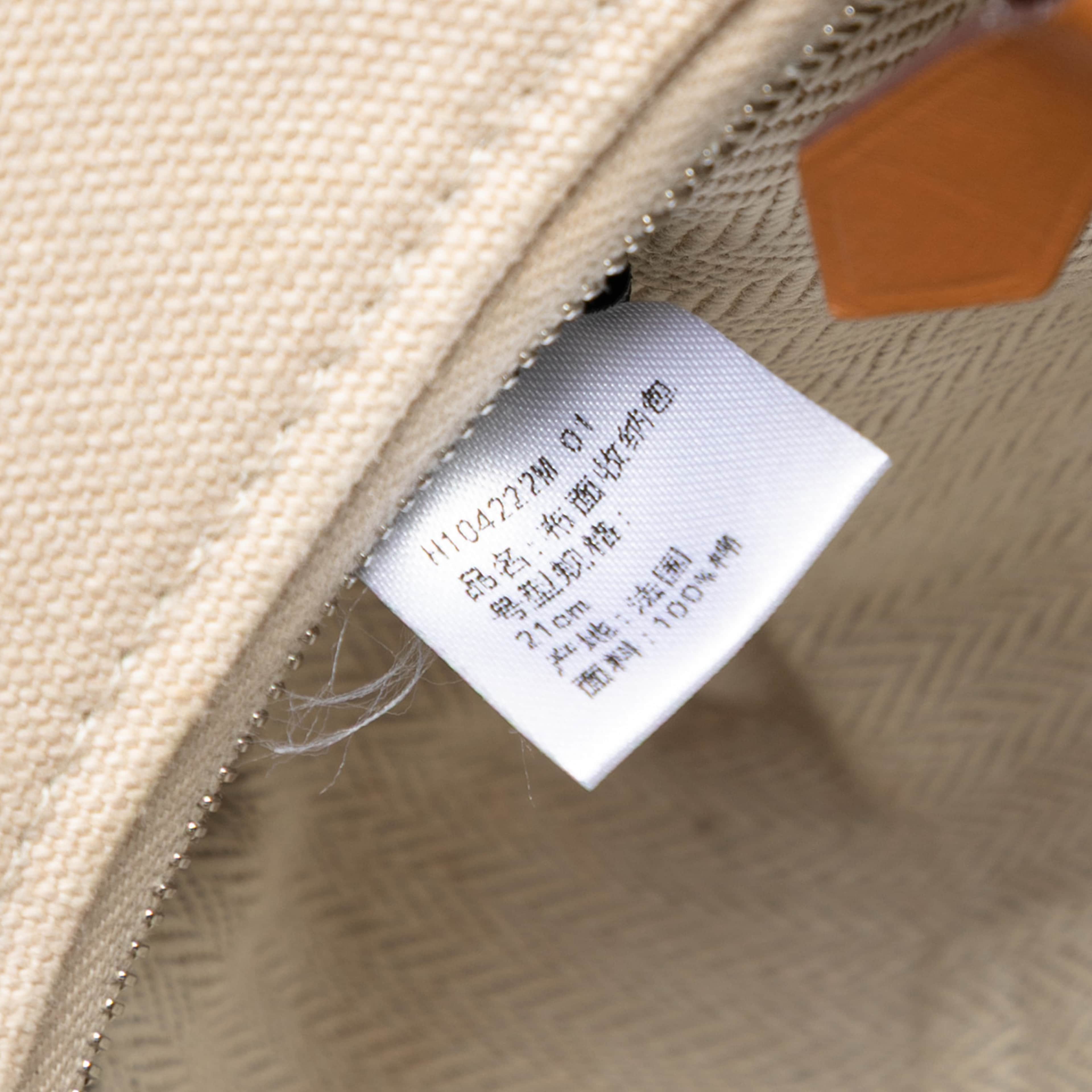 Hermès Small Toile Bride A Brac Case, från Luxclusif, i färgen beige. Klicka för att öppna bilden i stort format