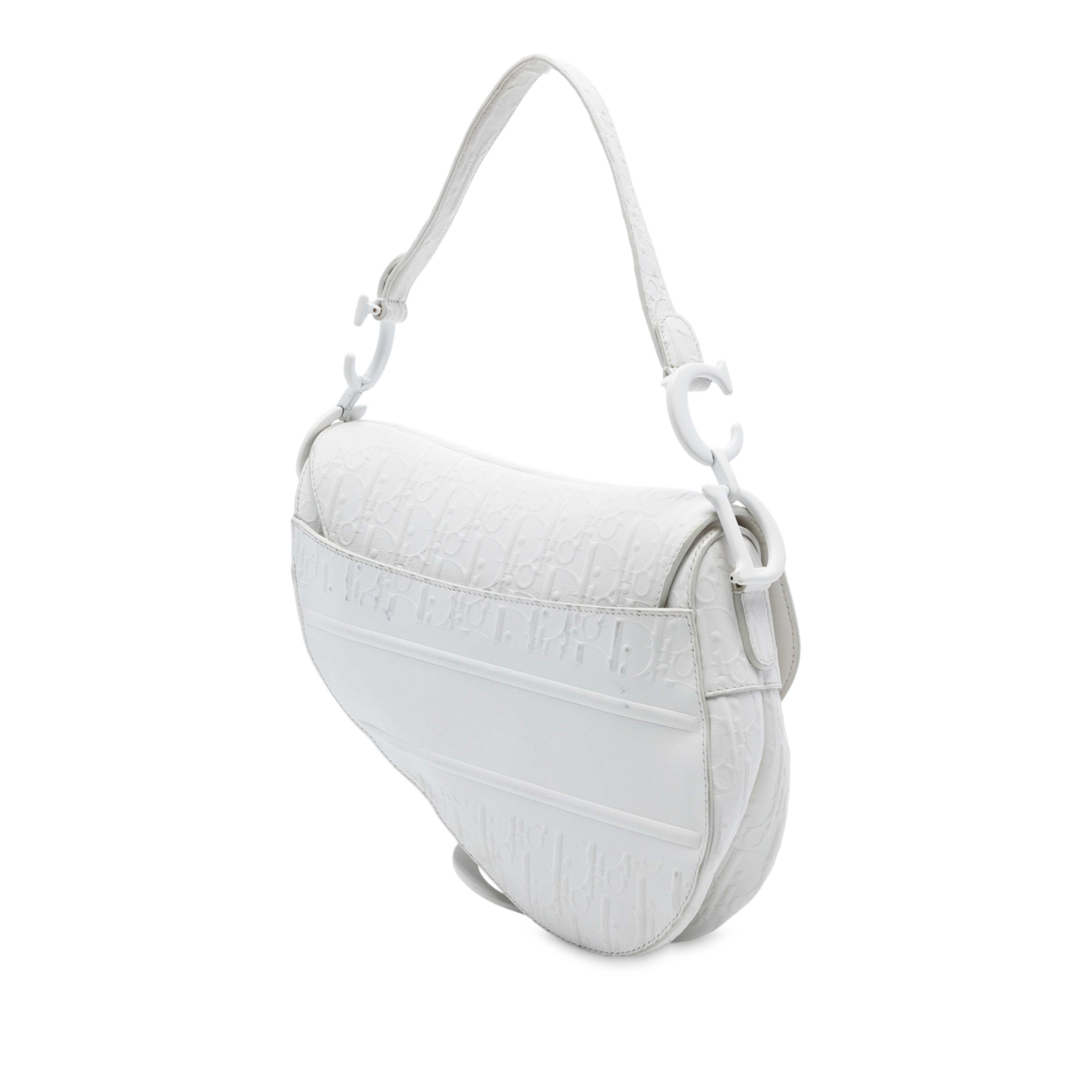 Dior Oblique Embossed Calfskin Saddle Bag, från Luxclusif, i färgen white. Klicka för att öppna bilden i stort format