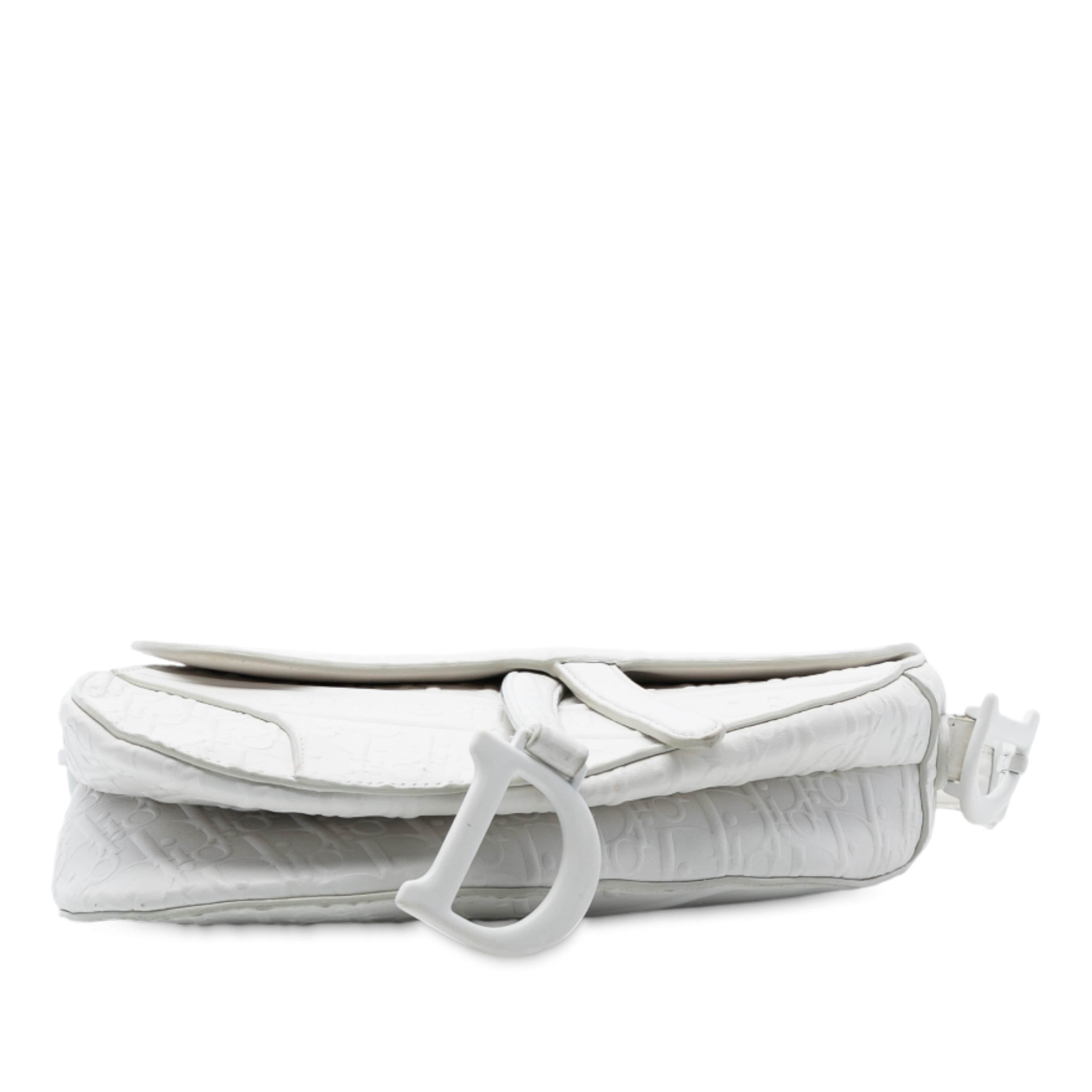 Dior Oblique Embossed Calfskin Saddle Bag, från Luxclusif, i färgen white. Klicka för att öppna bilden i stort format