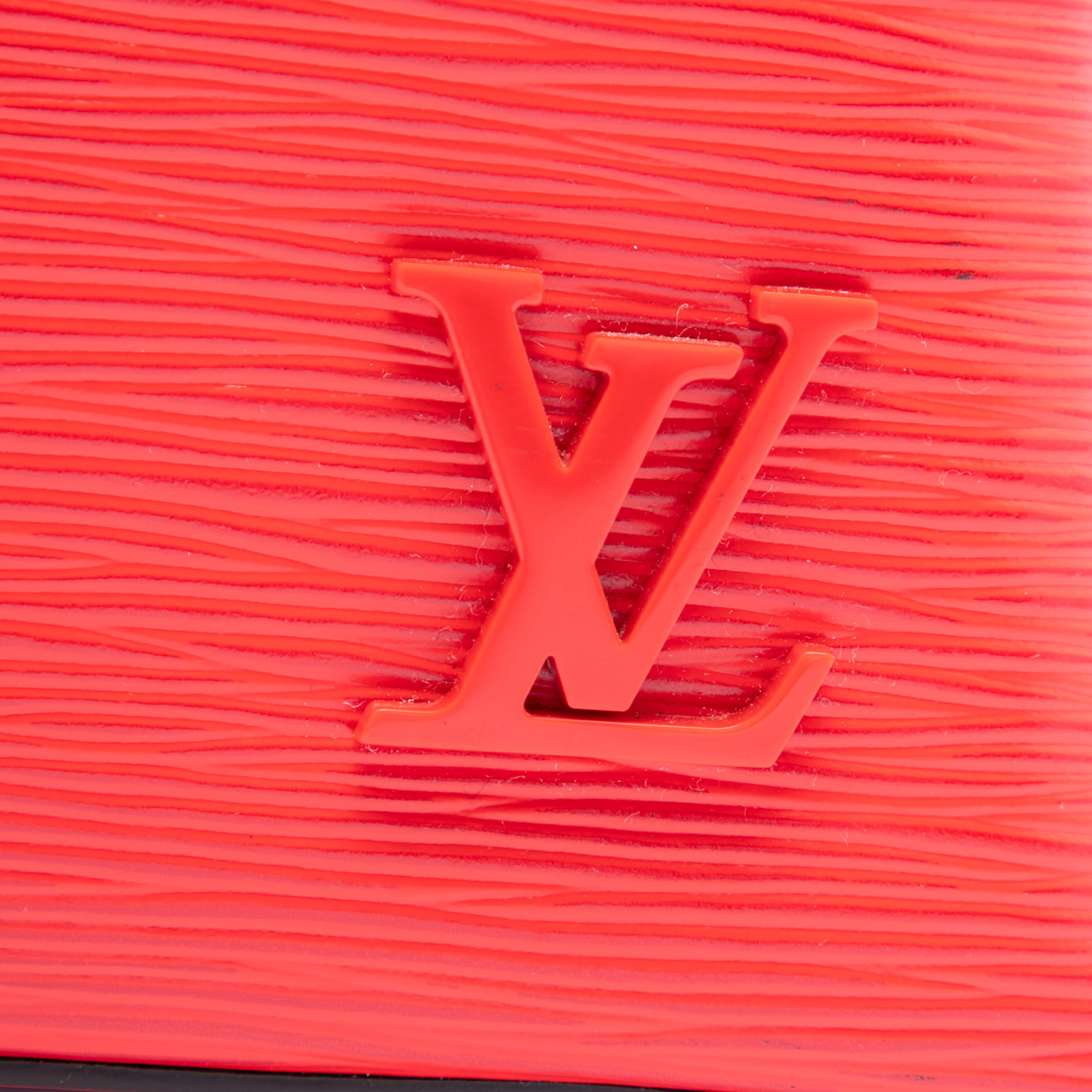 Louis Vuitton Epi Kleber Pm, från Luxclusif, i färgen röd. Klicka för att öppna bilden i stort format