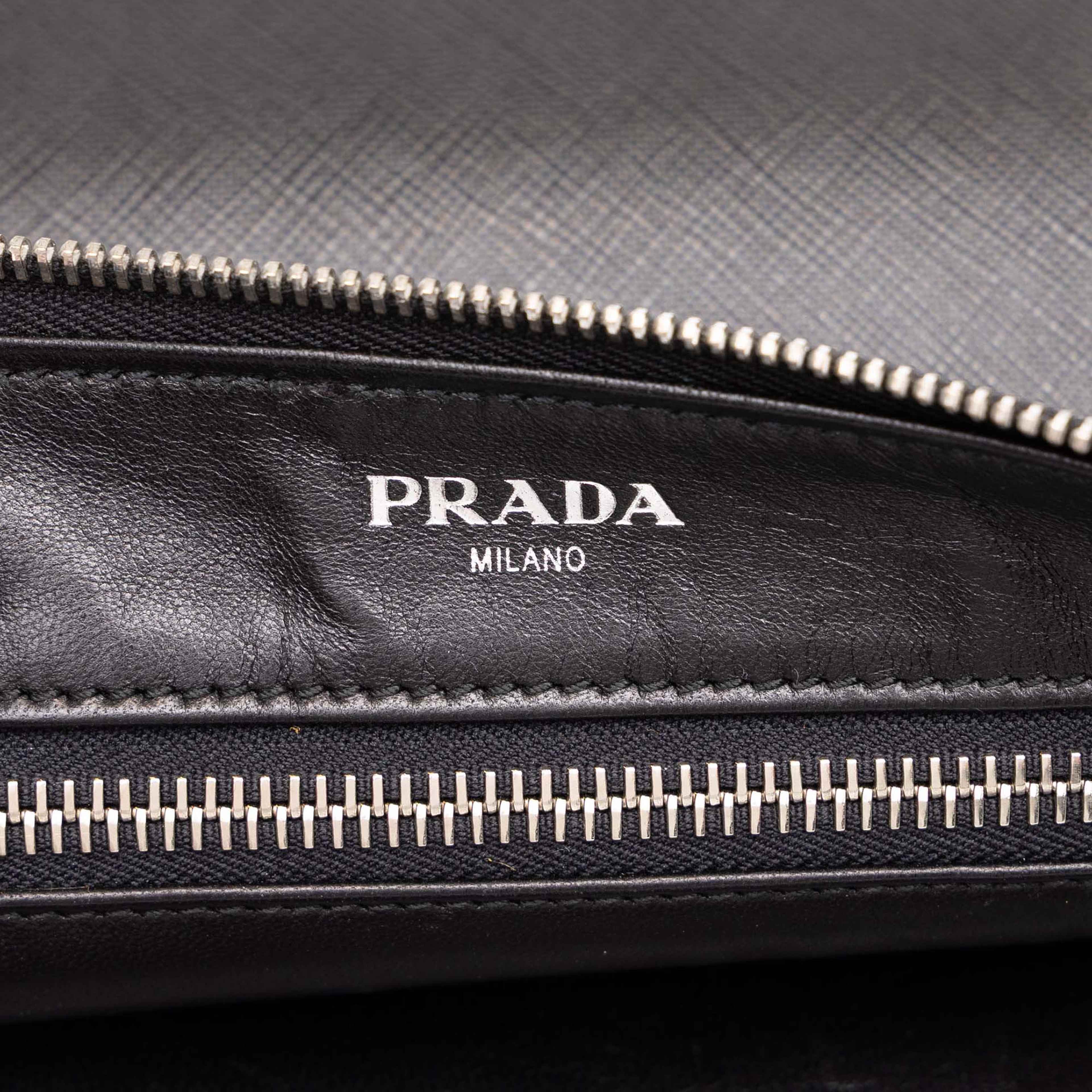 Prada Saffiano Bellboy Clutch, från Luxclusif, i färgen svart. Klicka för att öppna bilden i stort format