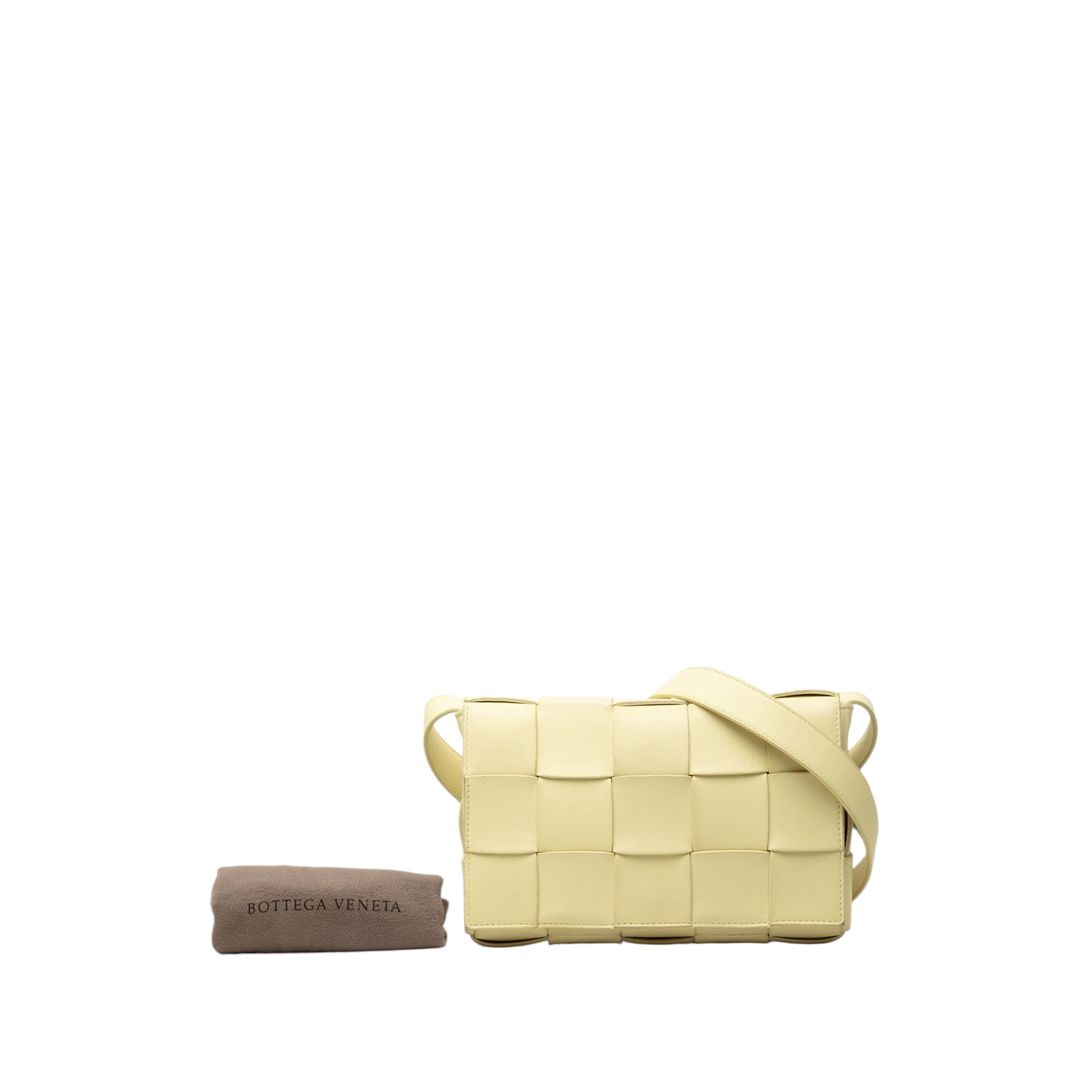 Bottega Veneta Nappa Intrecciato Cassette Crossbody, från Luxclusif, i färgen gul. Klicka för att öppna bilden i stort format
