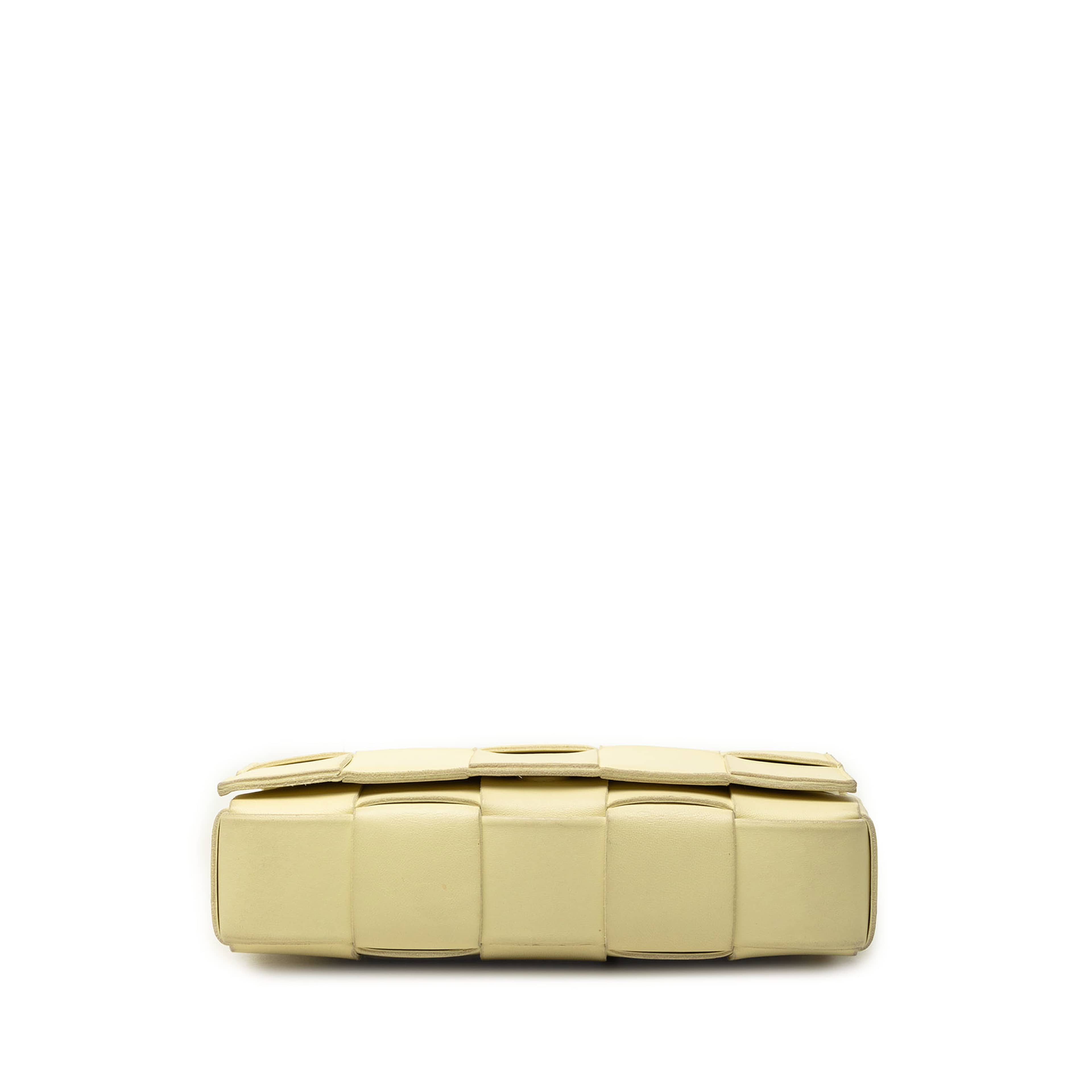 Bottega Veneta Nappa Intrecciato Cassette Crossbody, från Luxclusif, i färgen gul. Klicka för att öppna bilden i stort format