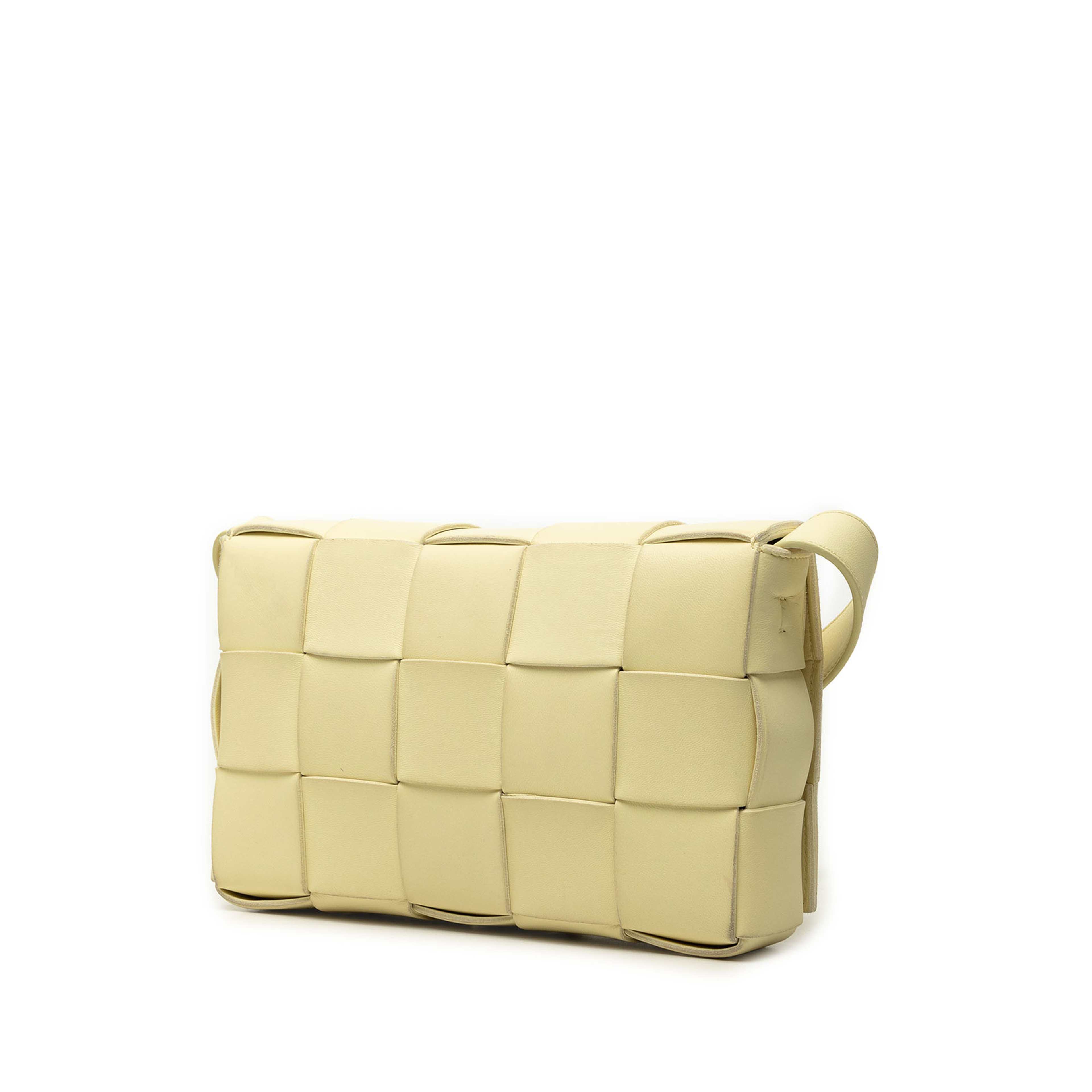Bottega Veneta Nappa Intrecciato Cassette Crossbody, från Luxclusif, i färgen gul. Klicka för att öppna bilden i stort format