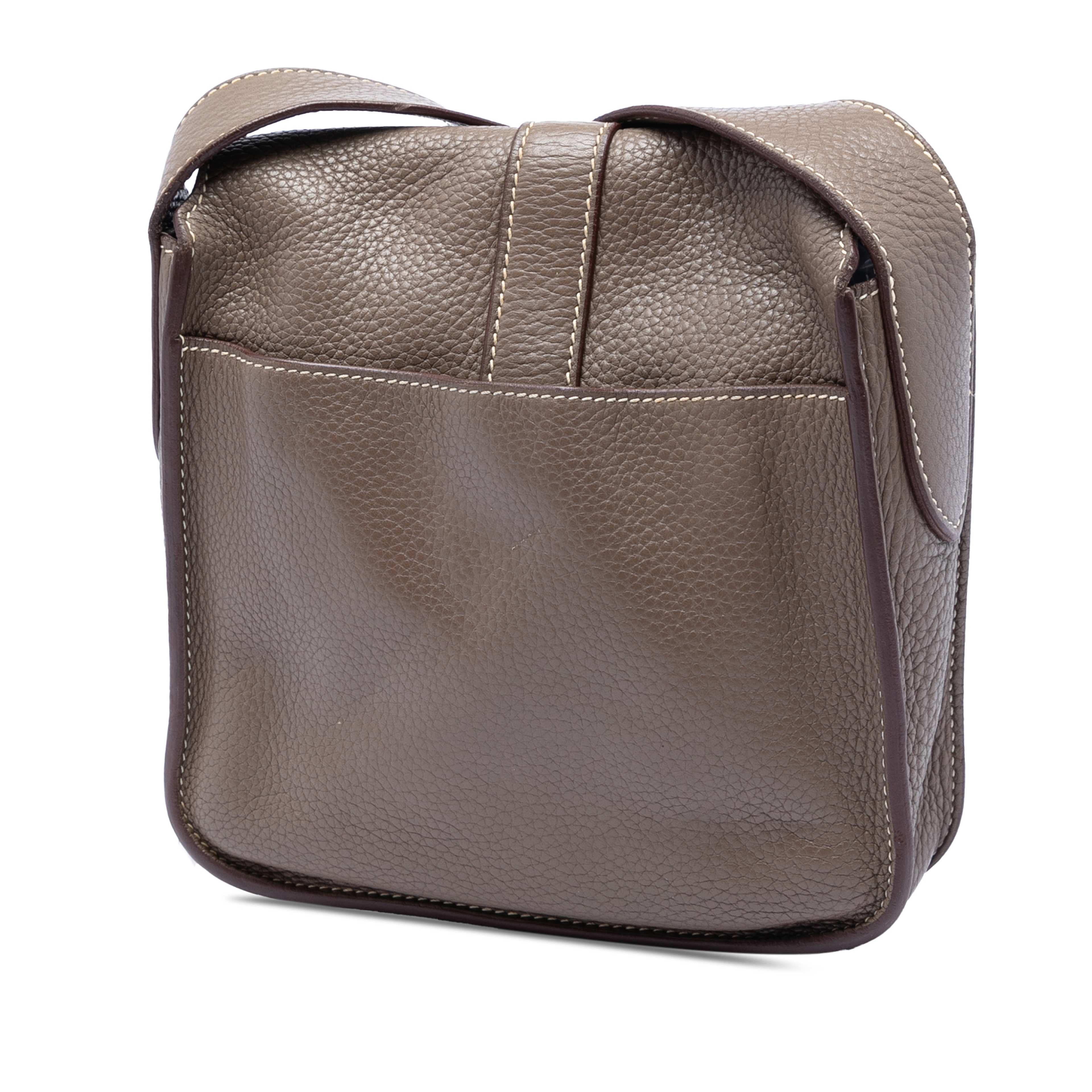 Hermès Clemence Steve Pochette, från Luxclusif, i färgen taupe. Klicka för att öppna bilden i stort format