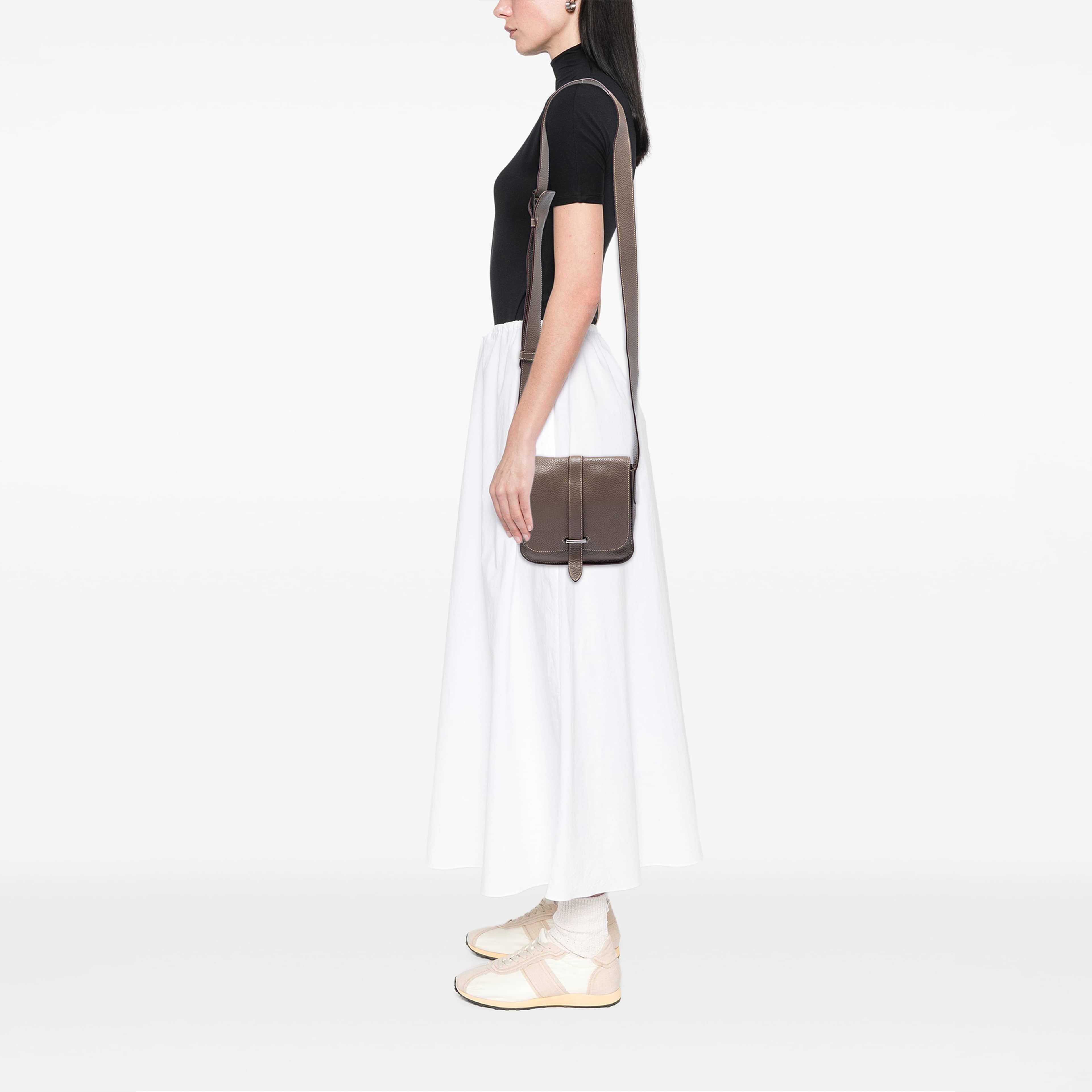 Hermès Clemence Steve Pochette, från Luxclusif, i färgen taupe. Klicka för att öppna bilden i stort format