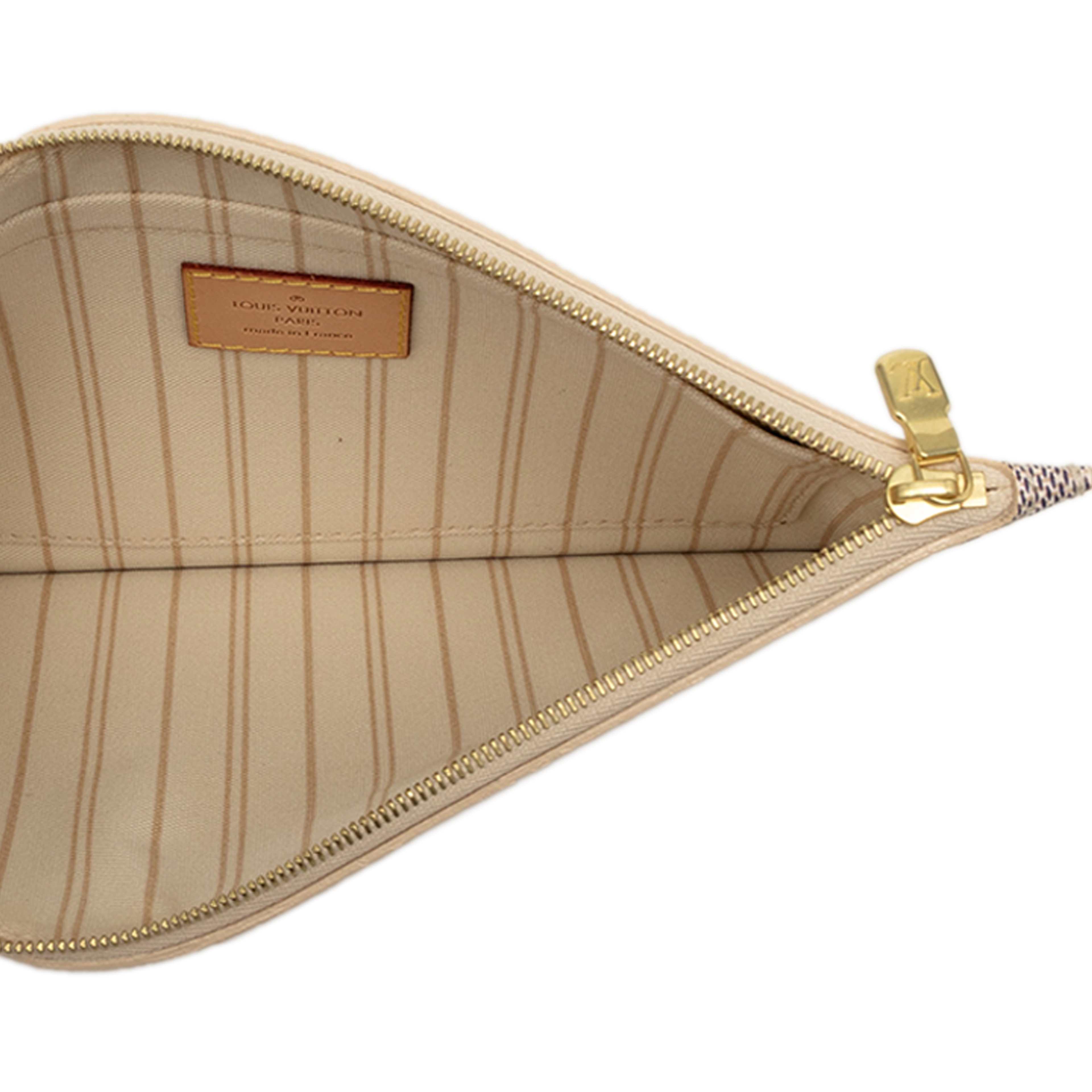 Louis Vuitton Damier Azur Neverfull Mm Pouch, från Luxclusif, i färgen white. Klicka för att öppna bilden i stort format