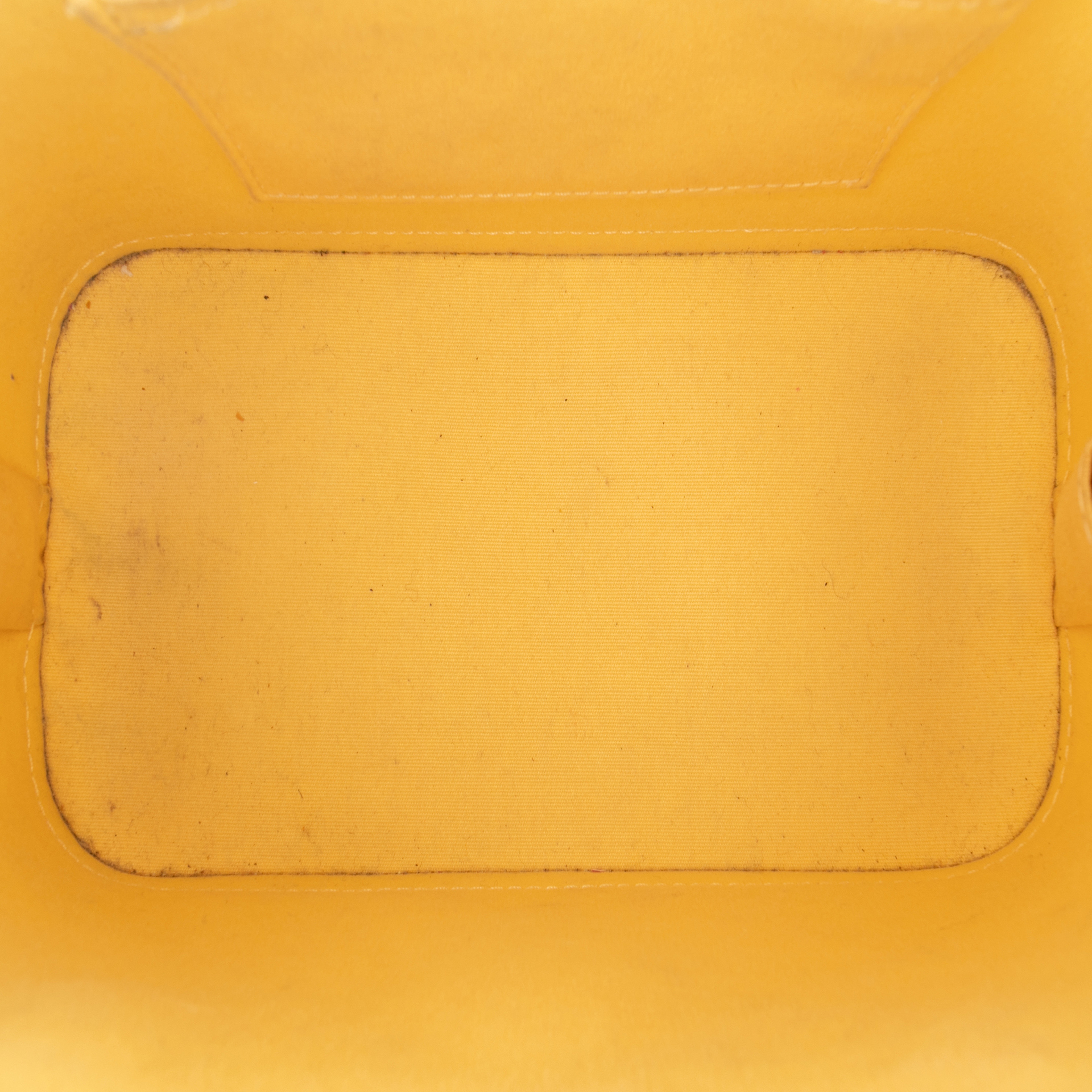 Louis Vuitton Monogram Vernis Alma Bb, från Luxclusif, i färgen yellow. Klicka för att öppna bilden i stort format