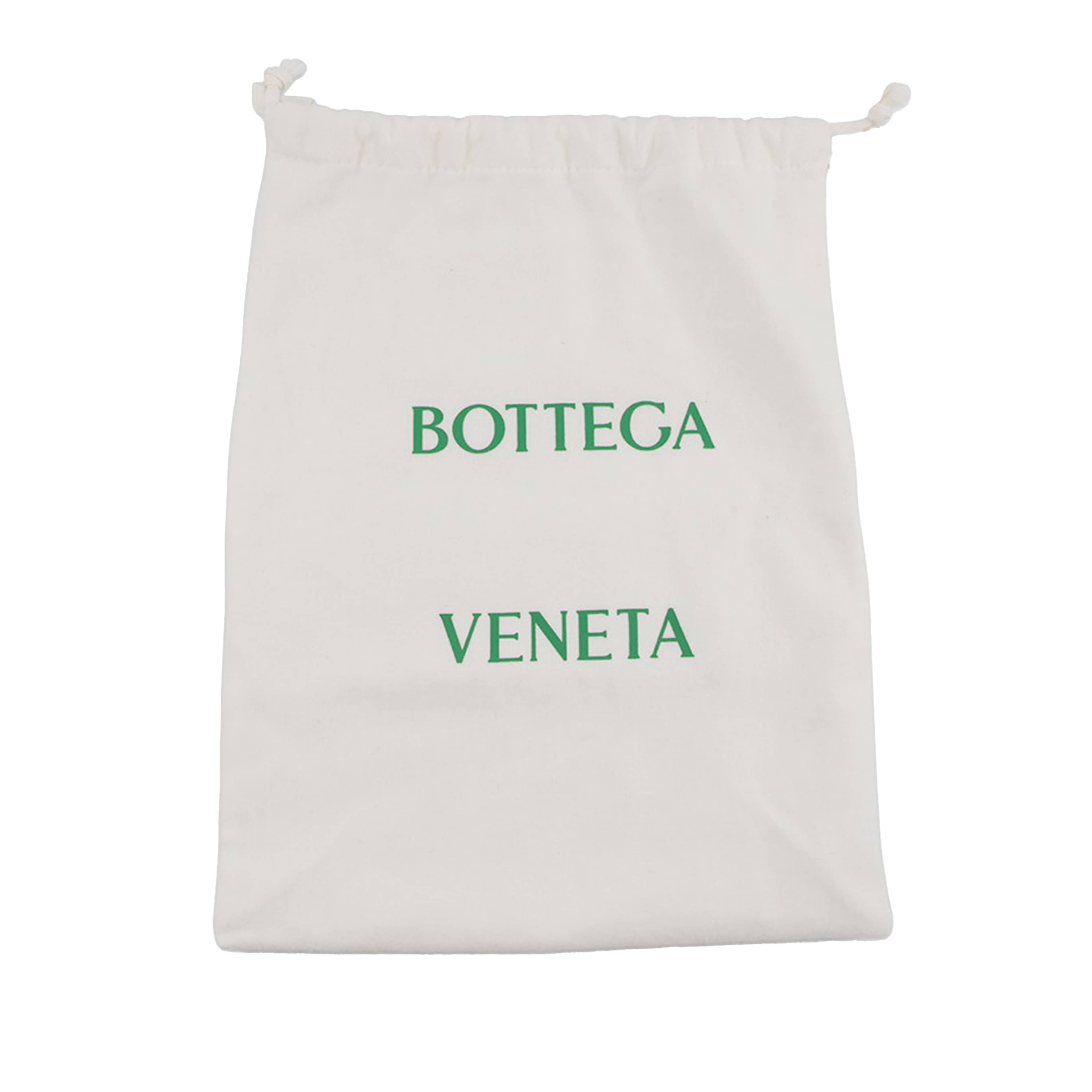 Bottega Veneta Mini Nappa Maxi Intrecciato Cassette Bucket Bag, från Luxclusif, i färgen blå. Klicka för att öppna bilden i stort format