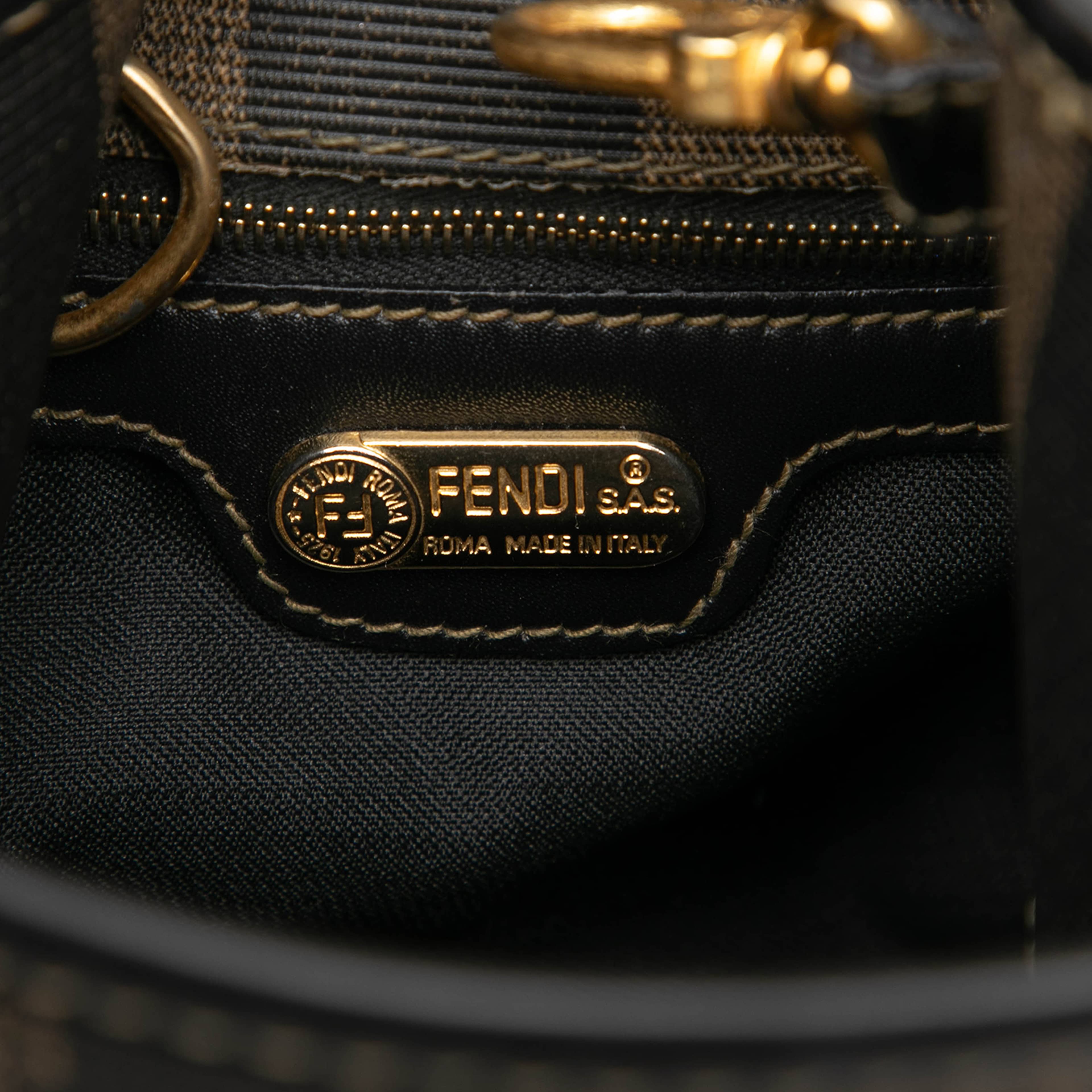 Fendi Pequin Coated Canvas Sling Bag, från Luxclusif, i färgen brown. Klicka för att öppna bilden i stort format