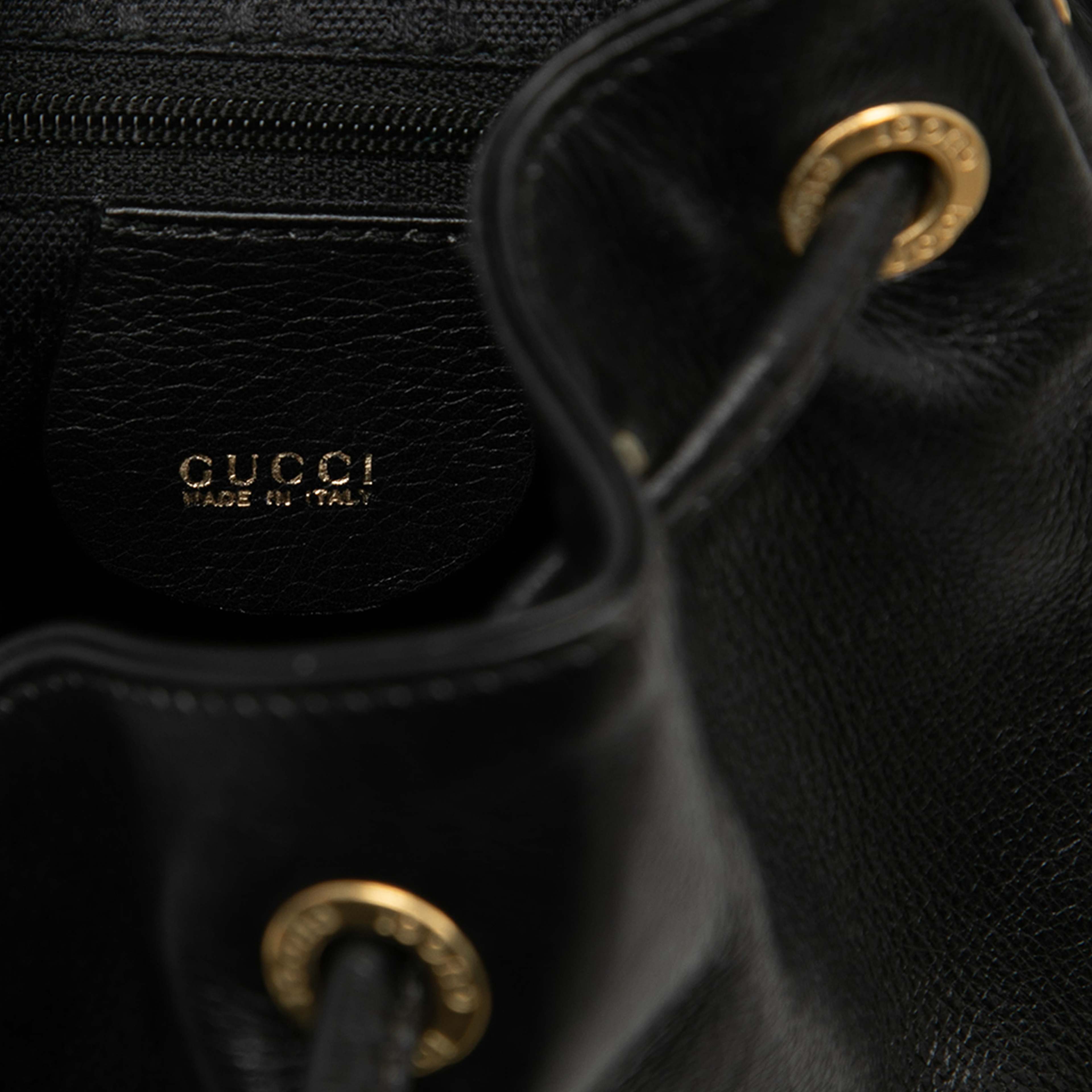 Gucci Calfskin Bamboo Drawstring Backpack, från Luxclusif, i färgen svart. Klicka för att öppna bilden i stort format